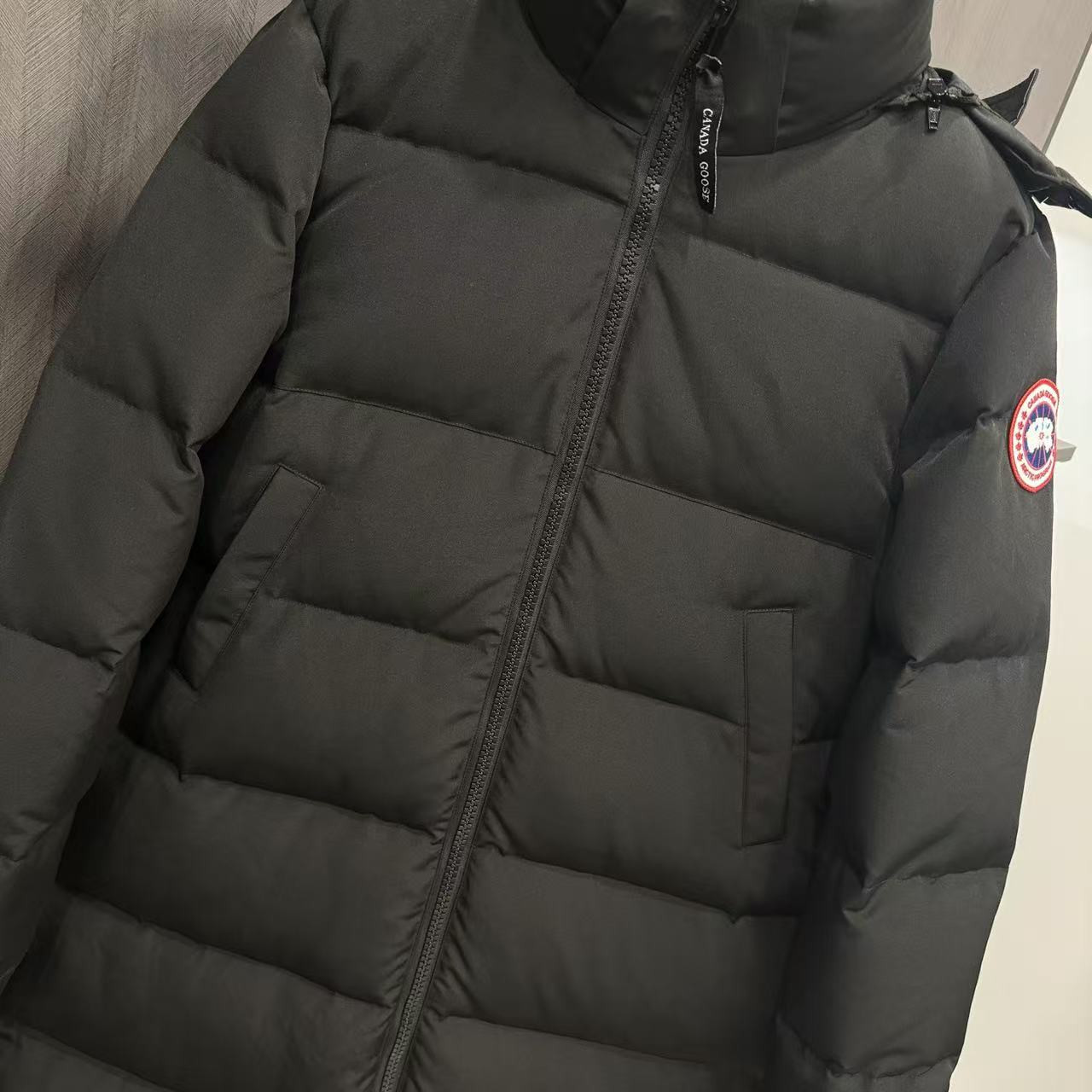 <p>Canada Goose 可拆卸兜帽全長款羽绒服(黑)</p>