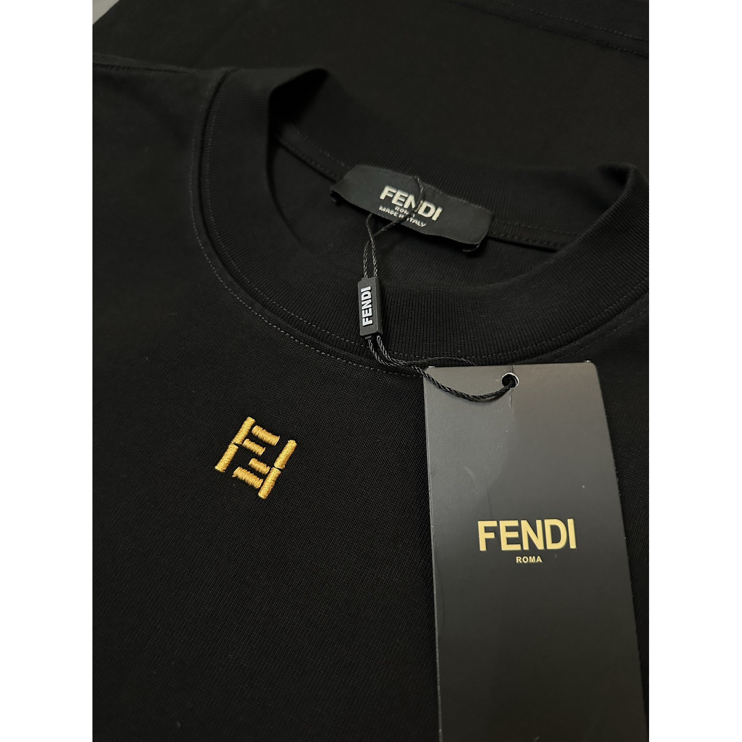 <p>FENDI 徽标刺绣短袖T恤(黑)</p>