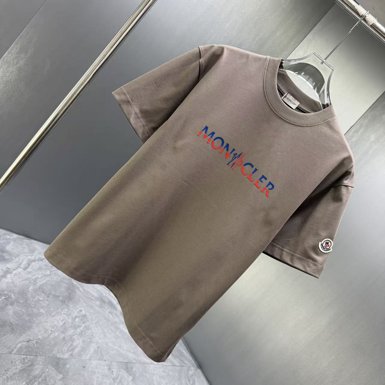 <p>Moncler 短袖T恤(棕)</p>