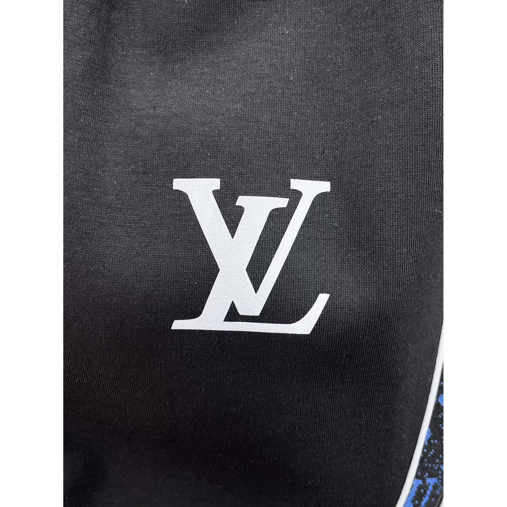 <p>LV&nbsp;专柜新款休闲短裤(黑藍)</p>