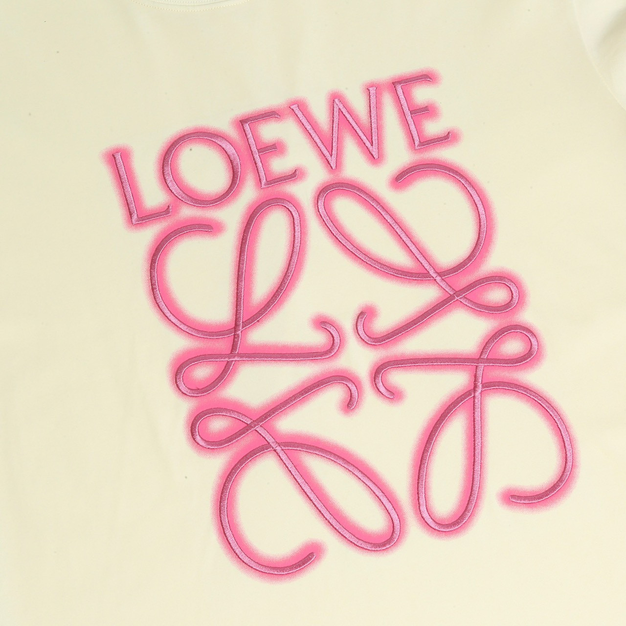 <p>LOEWE &nbsp;logo印花绣花短袖T恤(杏)</p>