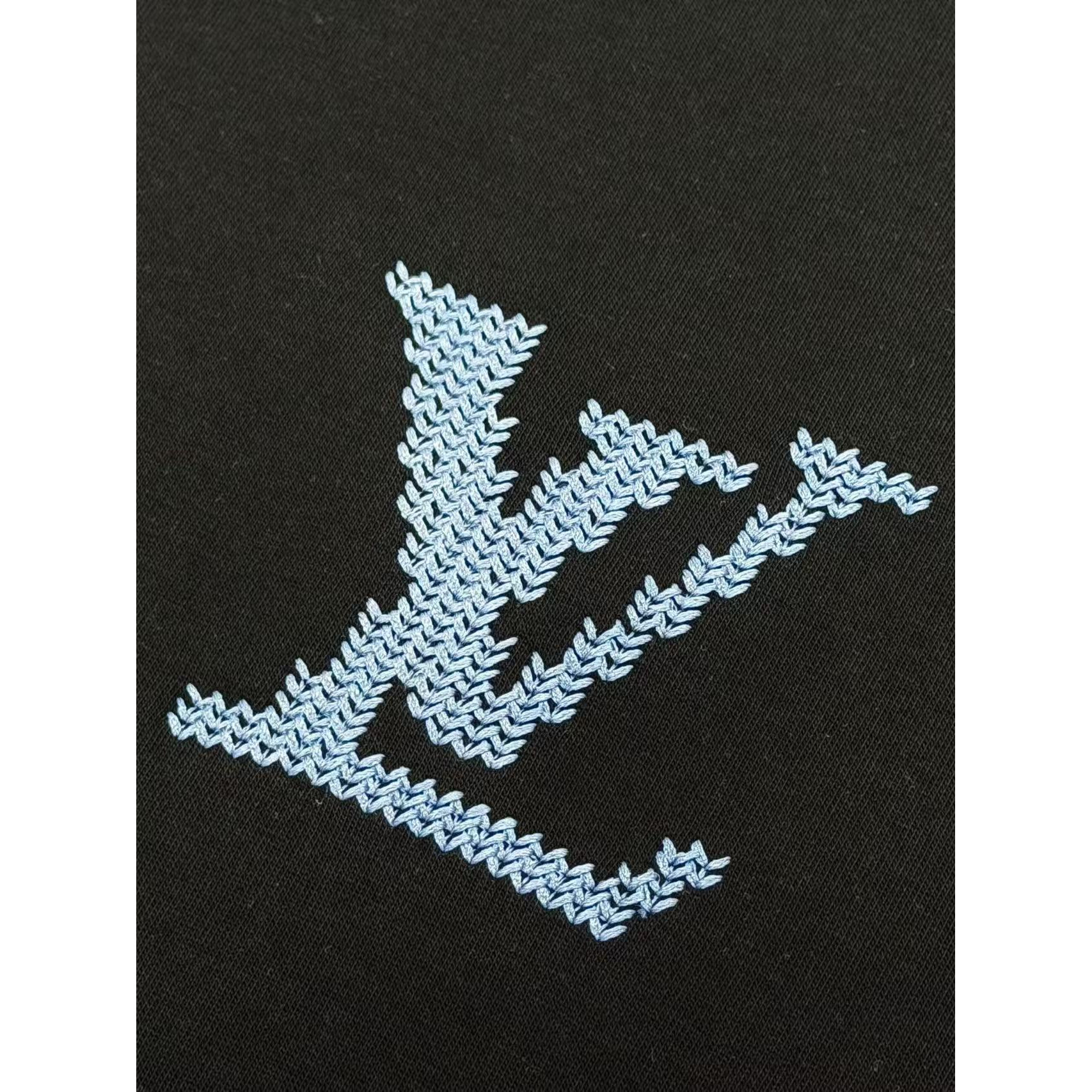<p>LV&nbsp;刺绣短袖T恤(黑)</p>