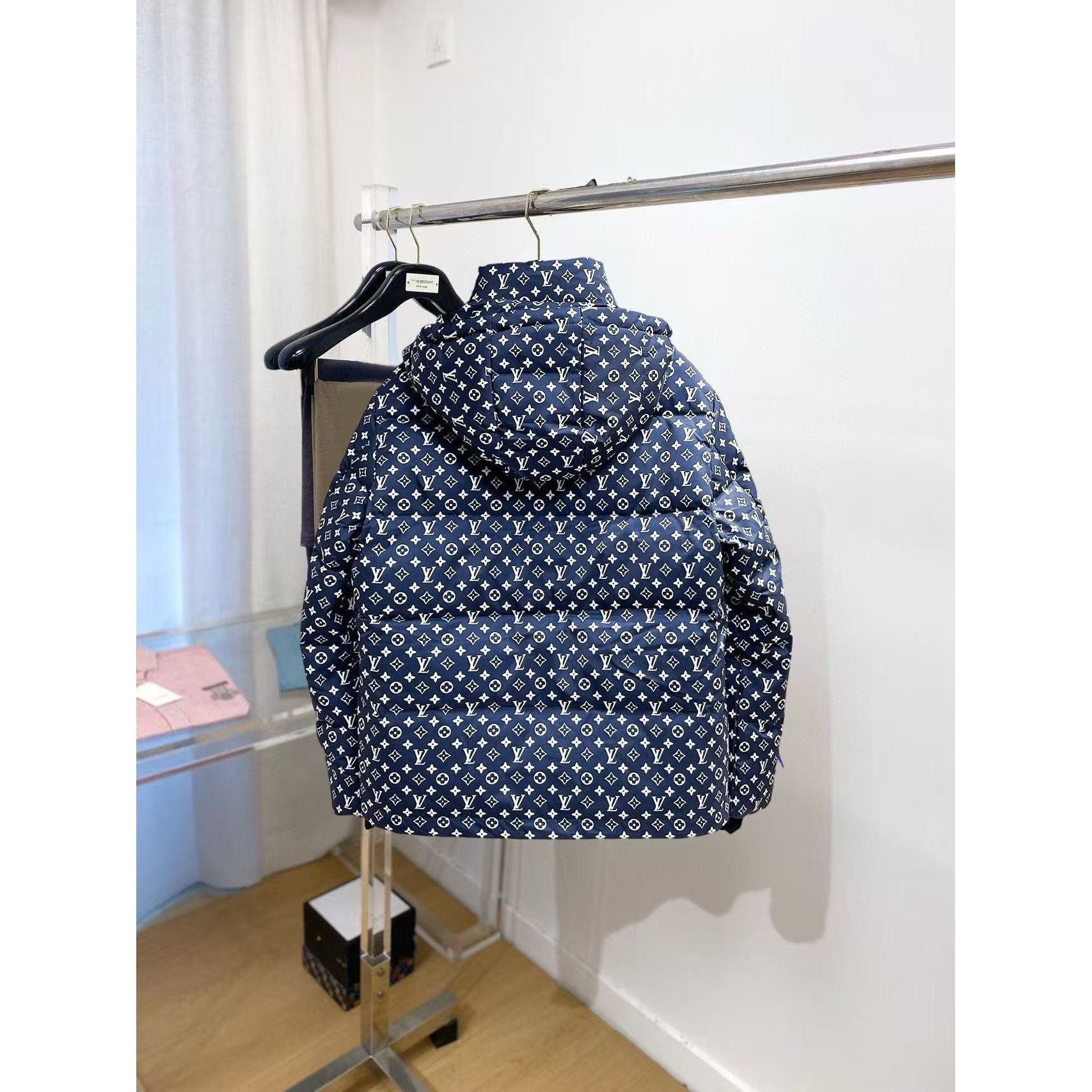 <p>LV 秋冬新款羽绒服(藍)</p>
