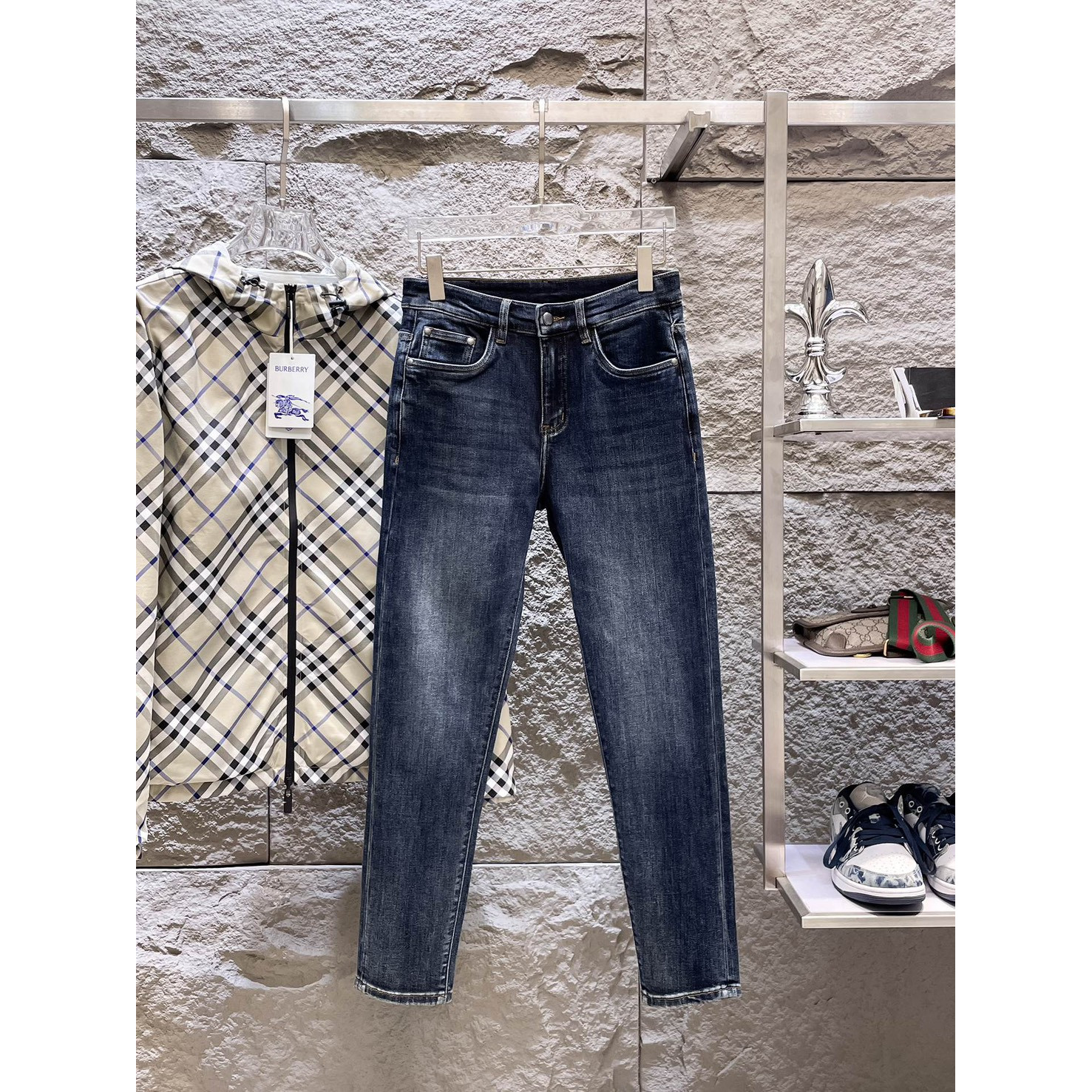 <p>CHROME HEARTS&nbsp;高端牛仔裤(黑)</p>
