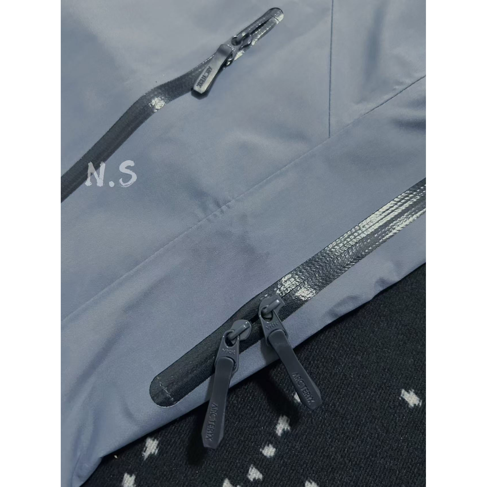 <p>Arc'teryx Beta系列 SL GORE-TEX 硬壳刺绣连帽防水防风透气冲锋衣(层云蓝)</p>