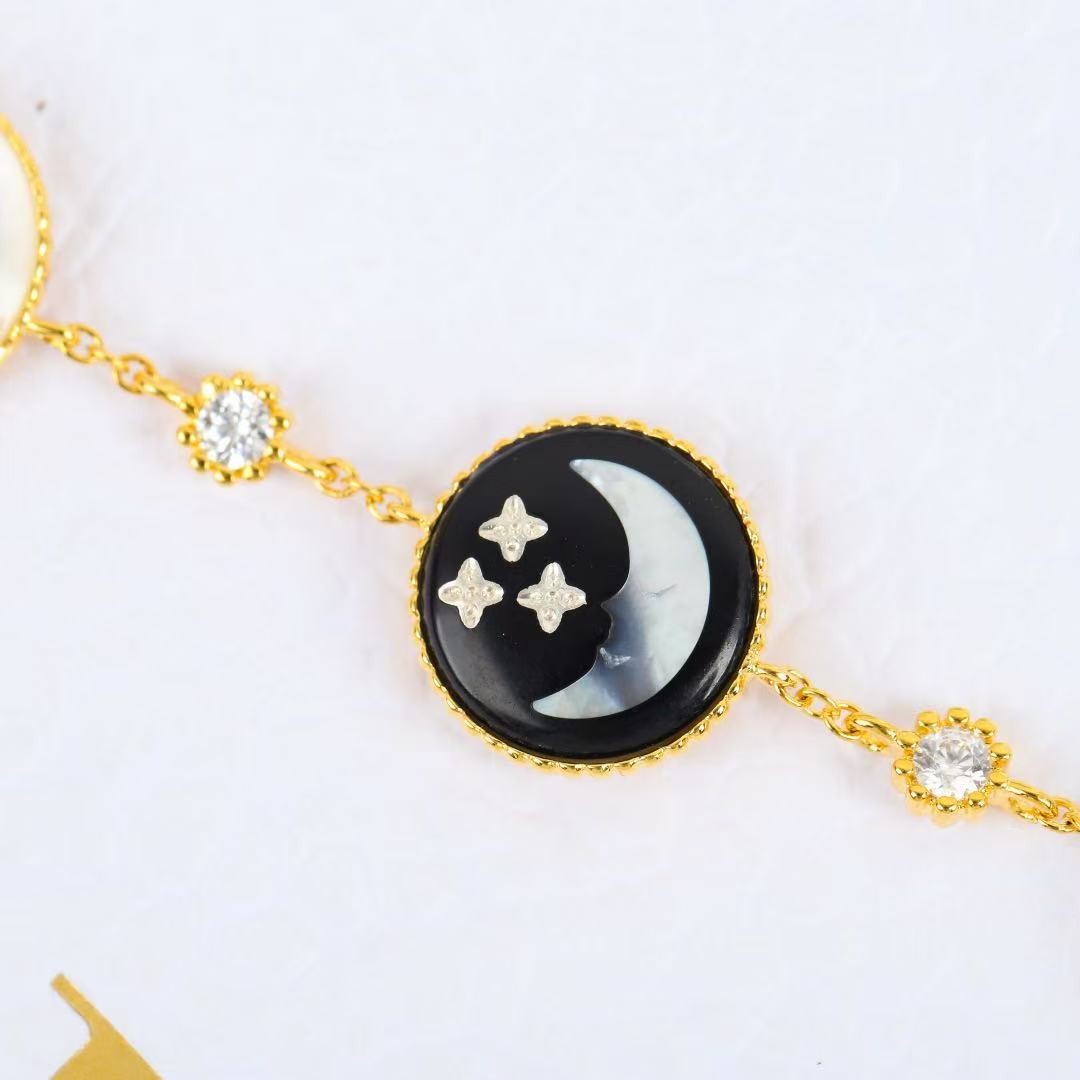 <p>DIOR&nbsp;日月星辰五花手链</p>