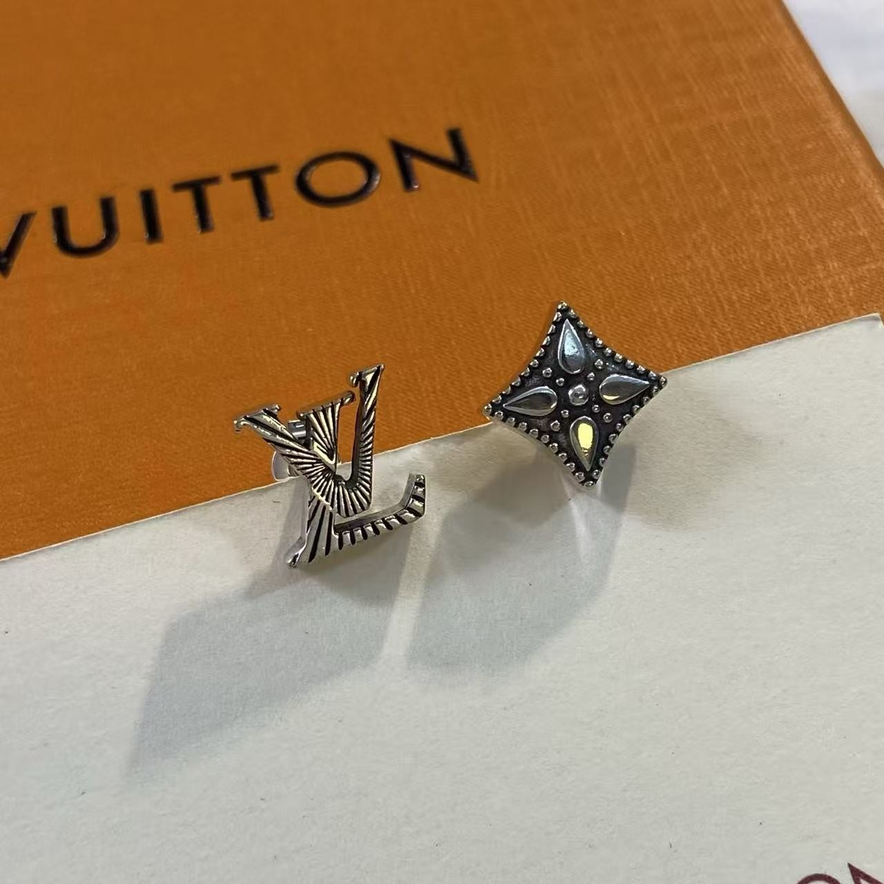 <p>LV&nbsp;浮雕花卉古银色耳钉</p>