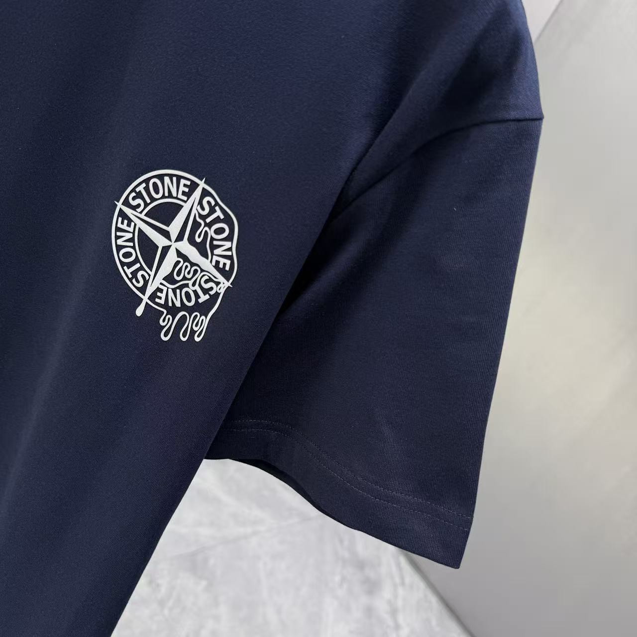 <p>Stone Island 短袖T恤(深藍)</p>