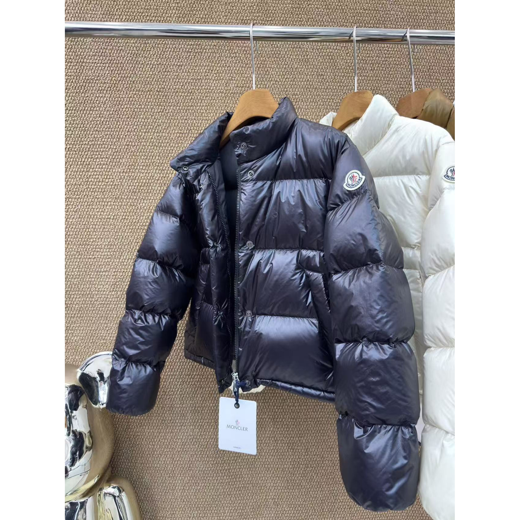<p>Moncler Tepice女款短款小面包羽绒服(黑色)</p>