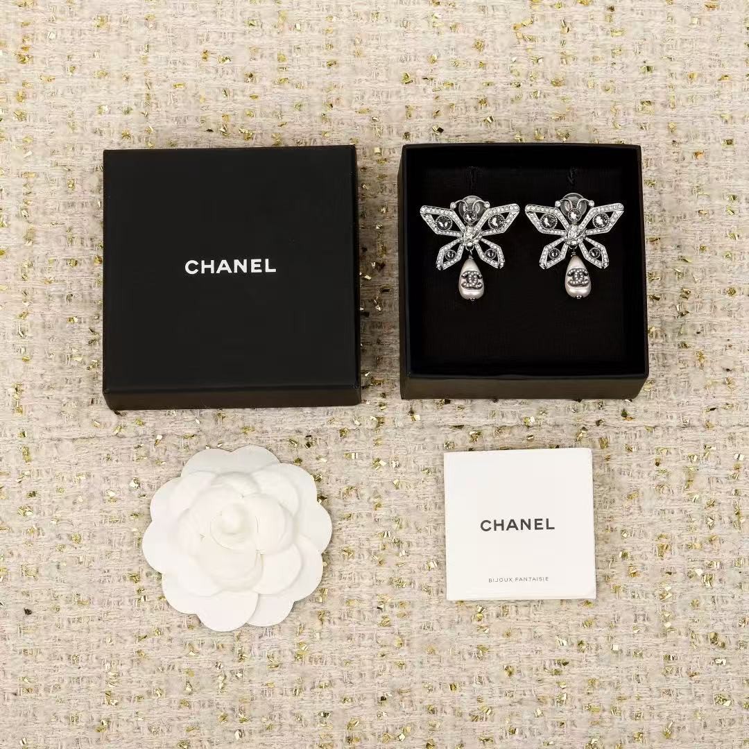 <p>CHANEL&nbsp;蝴蝶吊珍珠耳夹</p>
