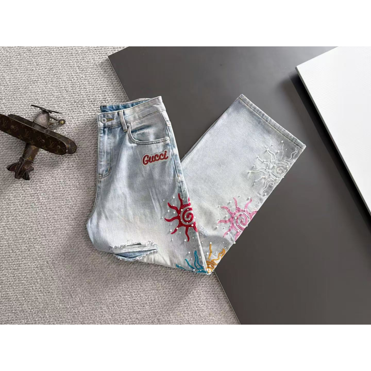 <p>GUCCI 男士款重工直筒弯刀牛仔裤(藍)</p>