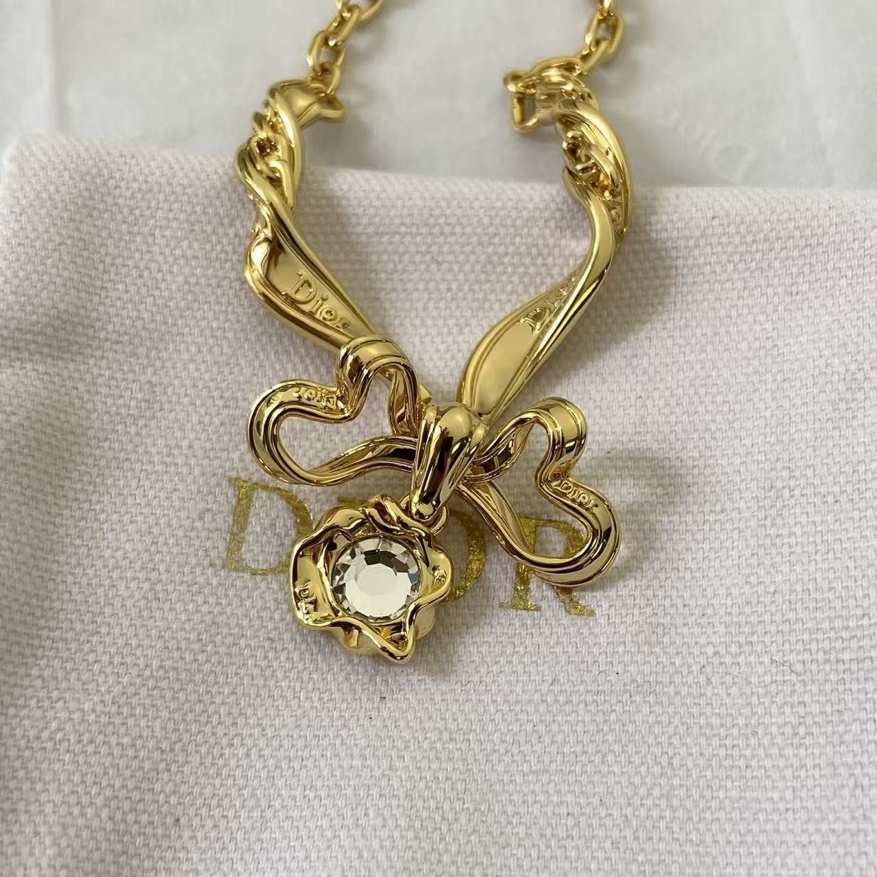 <p>DIOR 蝴蝶结流苏手链</p>
