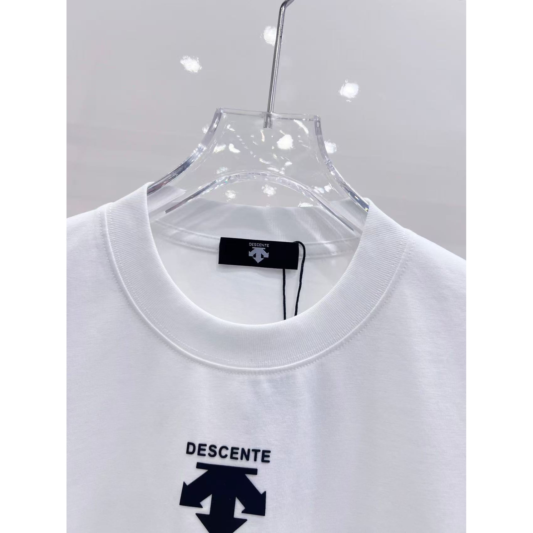 <p>Descente 短袖圆领T恤(白)</p>