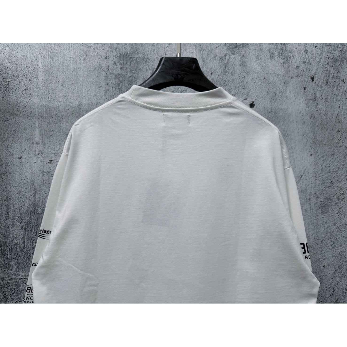 <p>BALENCIAGA logo印花长袖(白)</p>