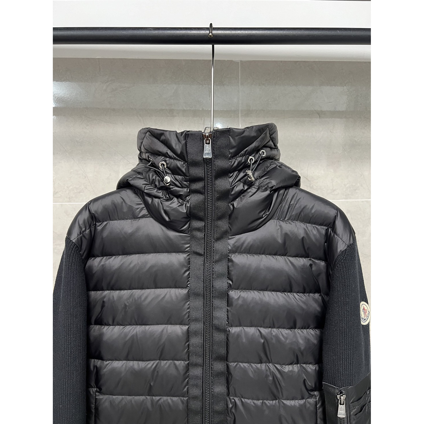 <p>Moncler 拼接连帽针织羽绒服(黑)</p>