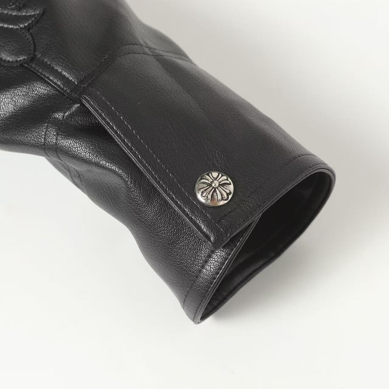 <p>Chrome Hearts 手臂大刺绣皮衣(黑)</p>