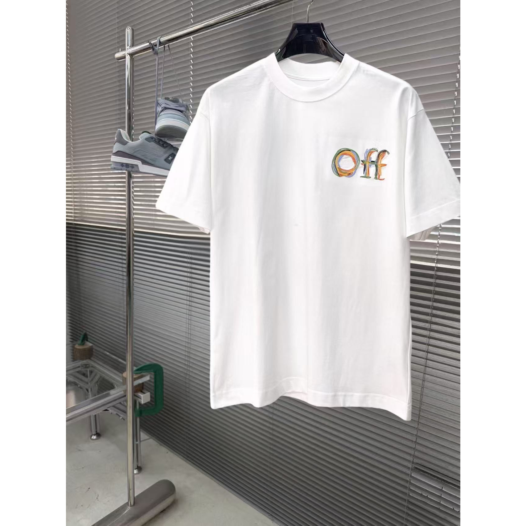 <p>OFF&nbsp;专柜新款短袖T恤(白)</p>