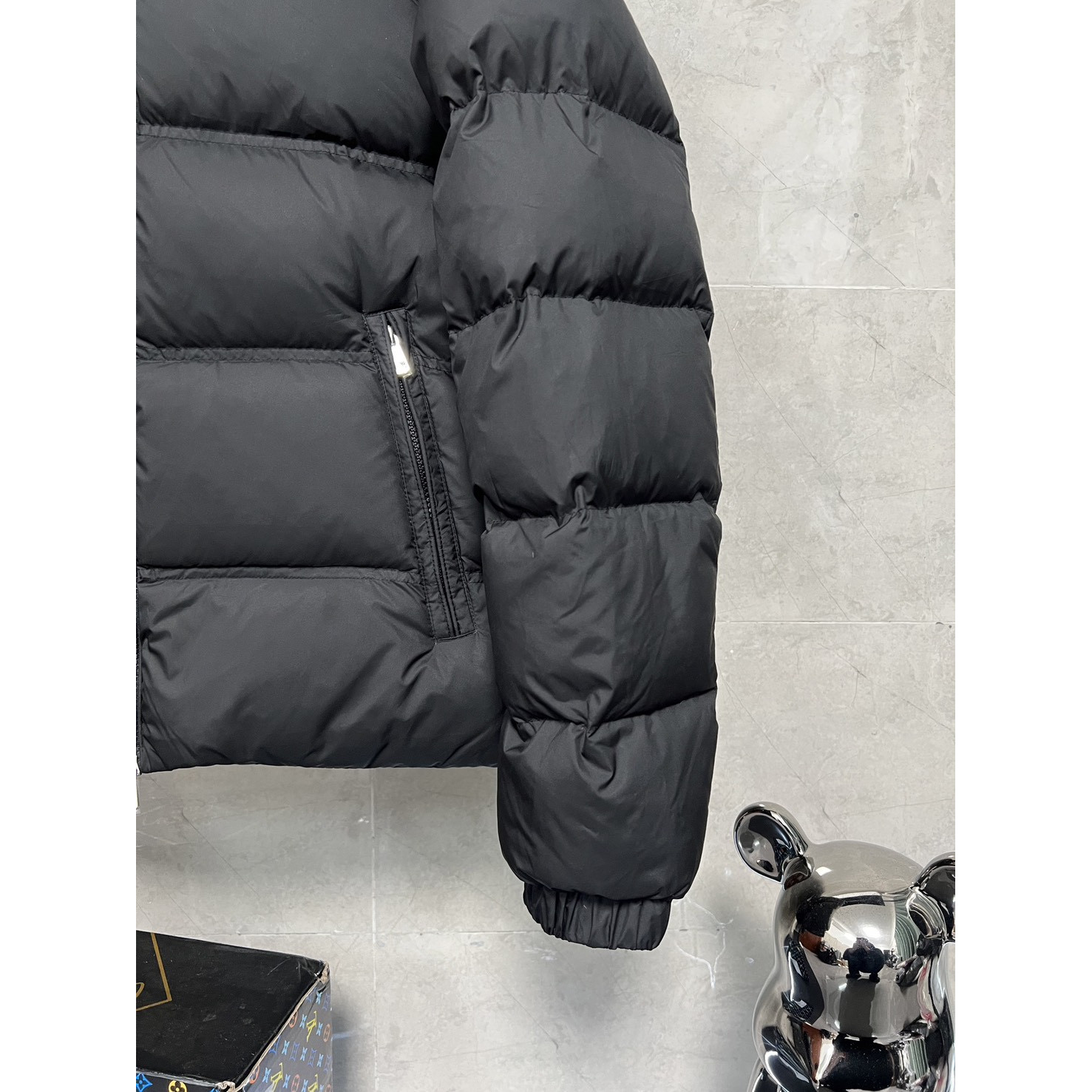 <p>Moncler 短款拉链立领长袖夹克(黑)</p>