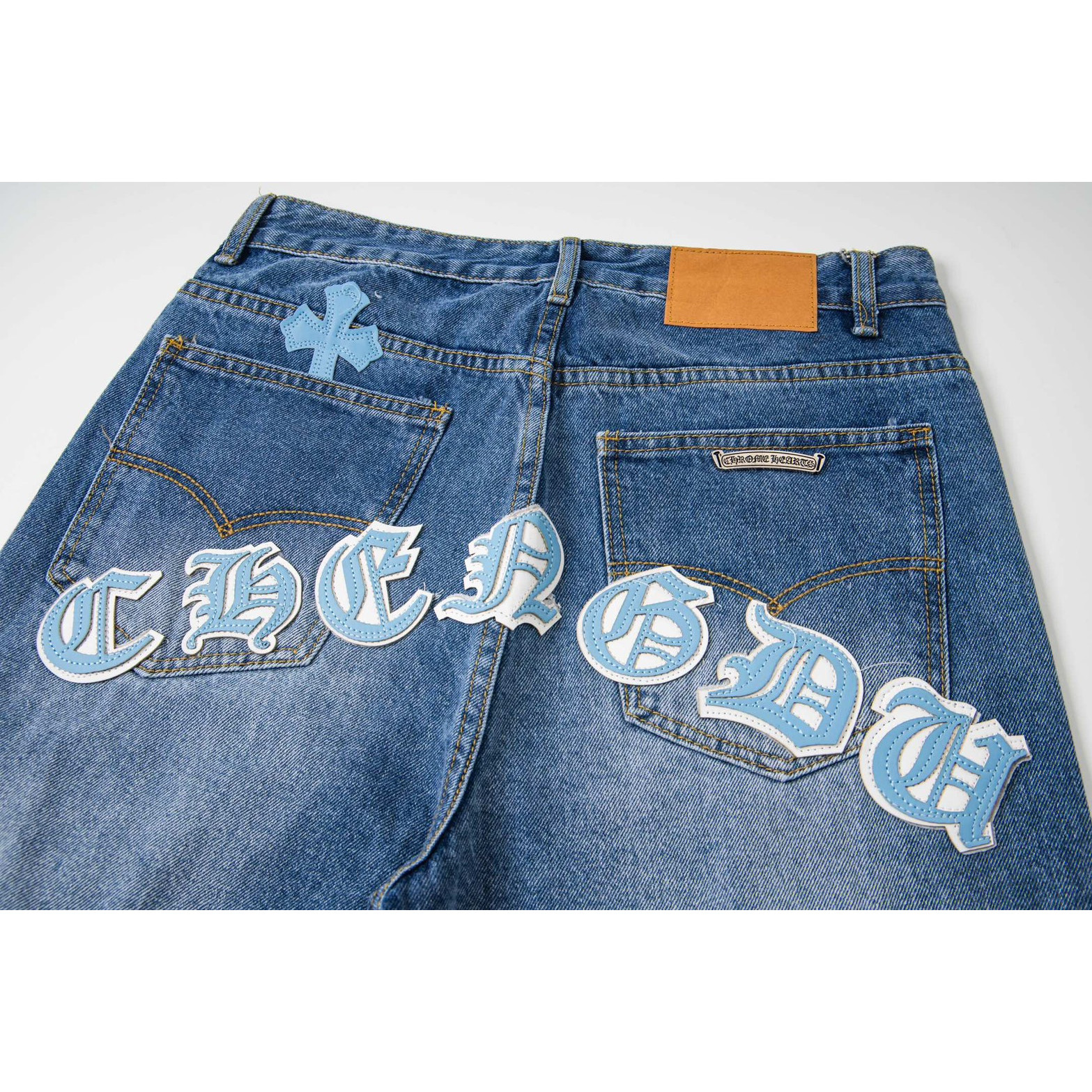 <p>CHROME HEARTS 浅蓝裤梵文蓝白拼皮牛仔裤(1805#)</p>

<p>&nbsp;</p>