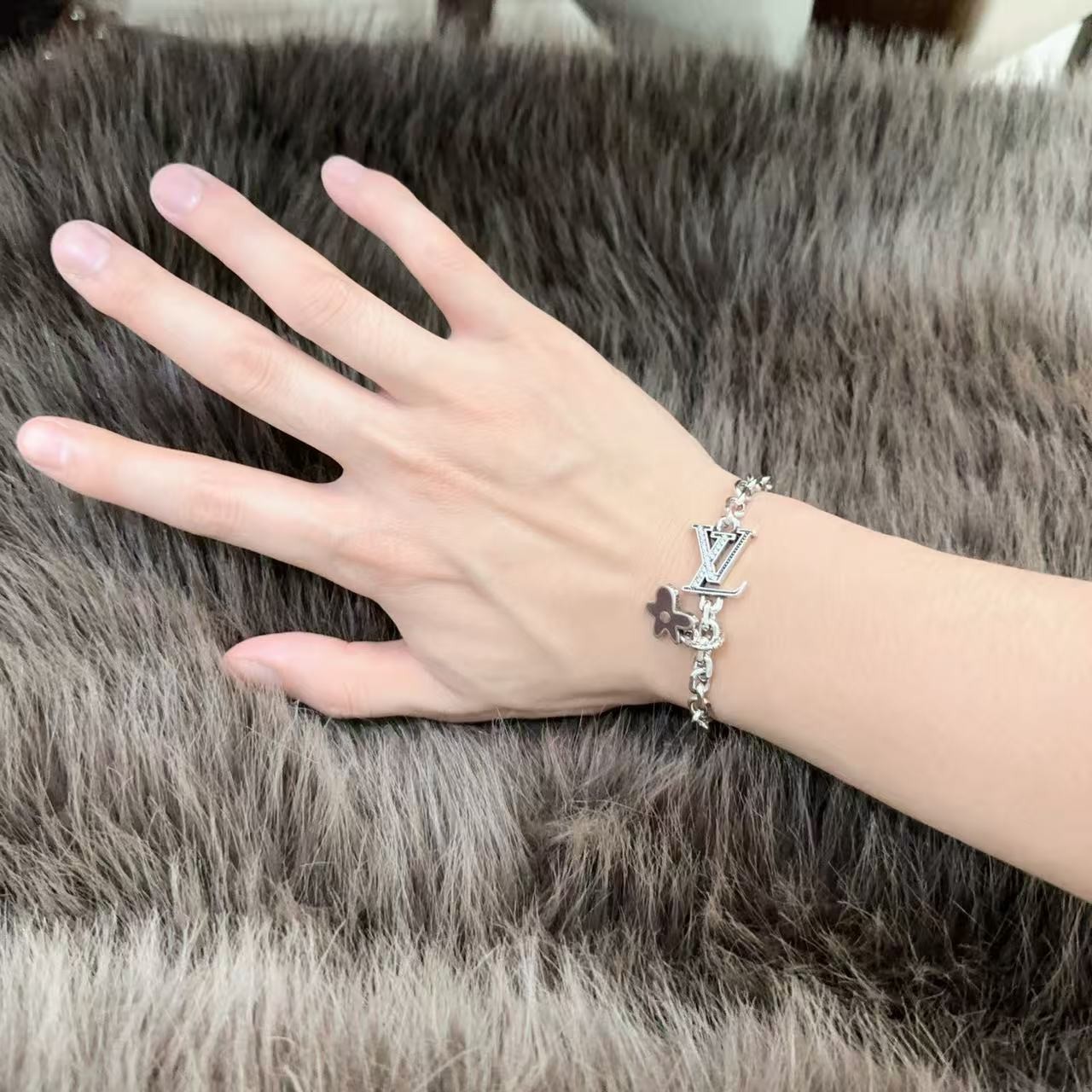 <p>LV&nbsp;&nbsp;手链</p>
