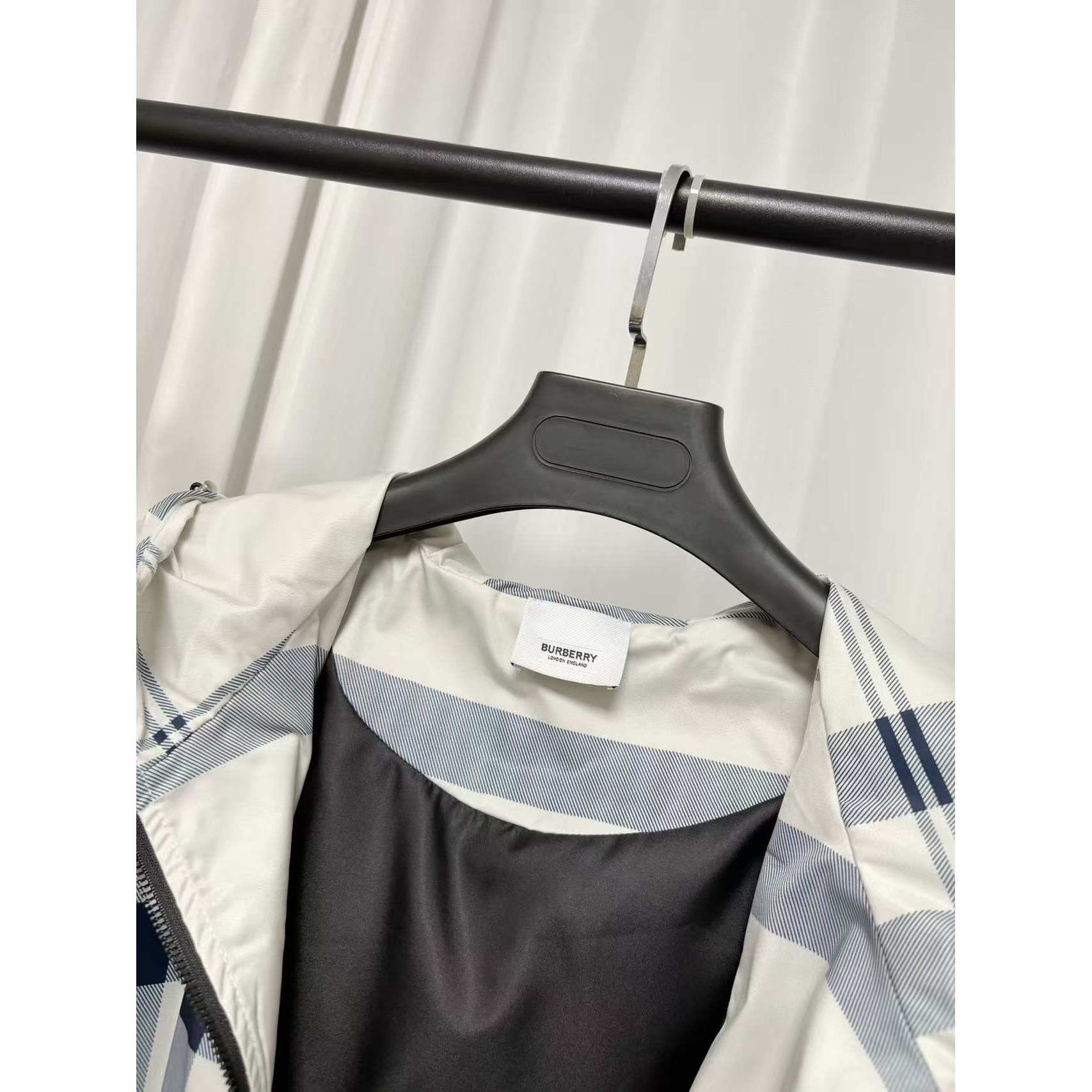 <p>Burberry 夹克外套(白)</p>