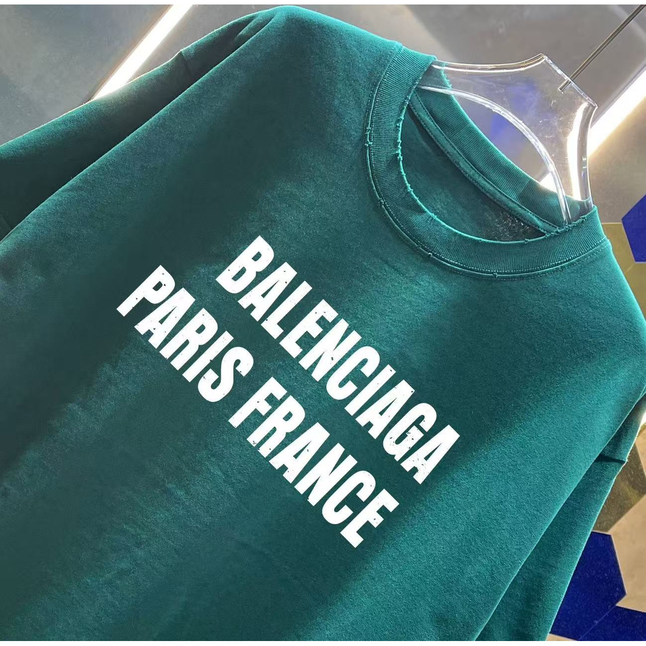 <p>Balenciaga 洗水磨破短袖T恤(洗水綠)</p>