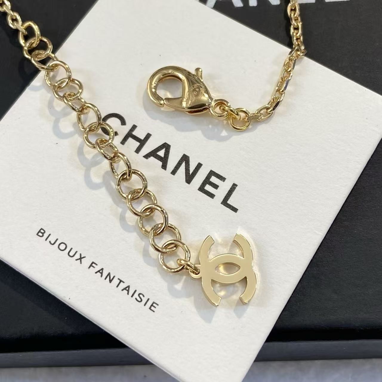 <p>CHANEL 三色堇珠c手链</p>