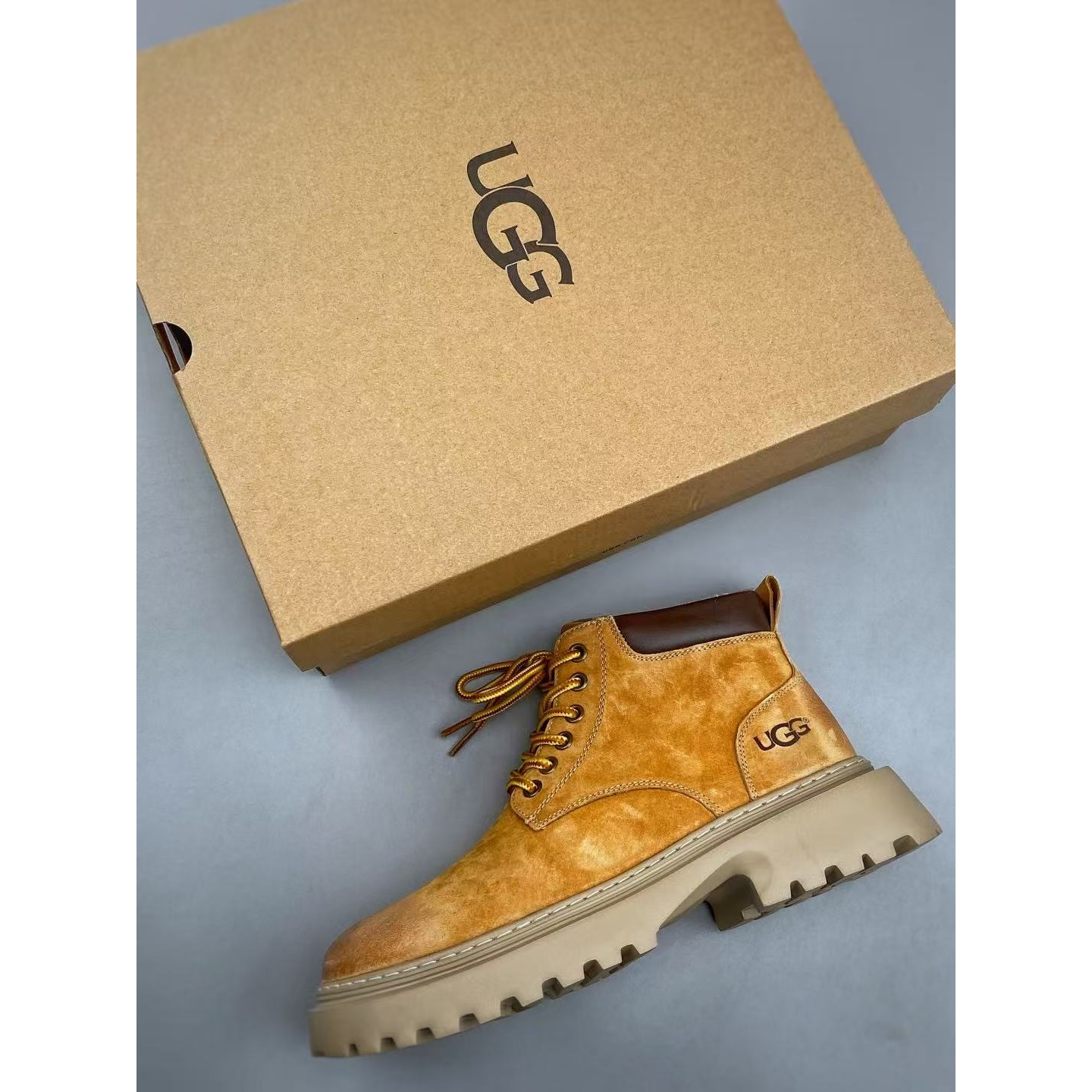 <p>UGG 休闲马丁靴</p>