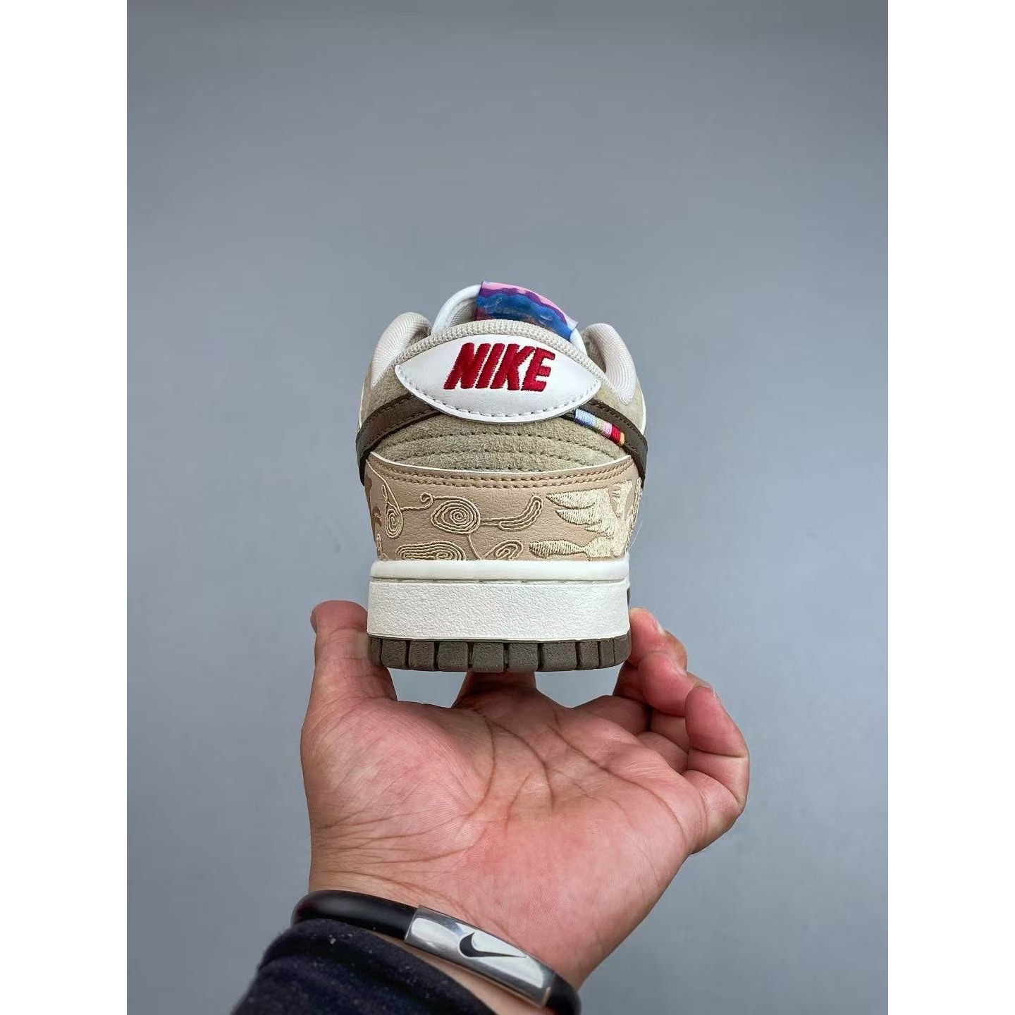 <p>Nike &lsquo;联名款&rsquo;低帮休闲运动板鞋(卡其白)</p>