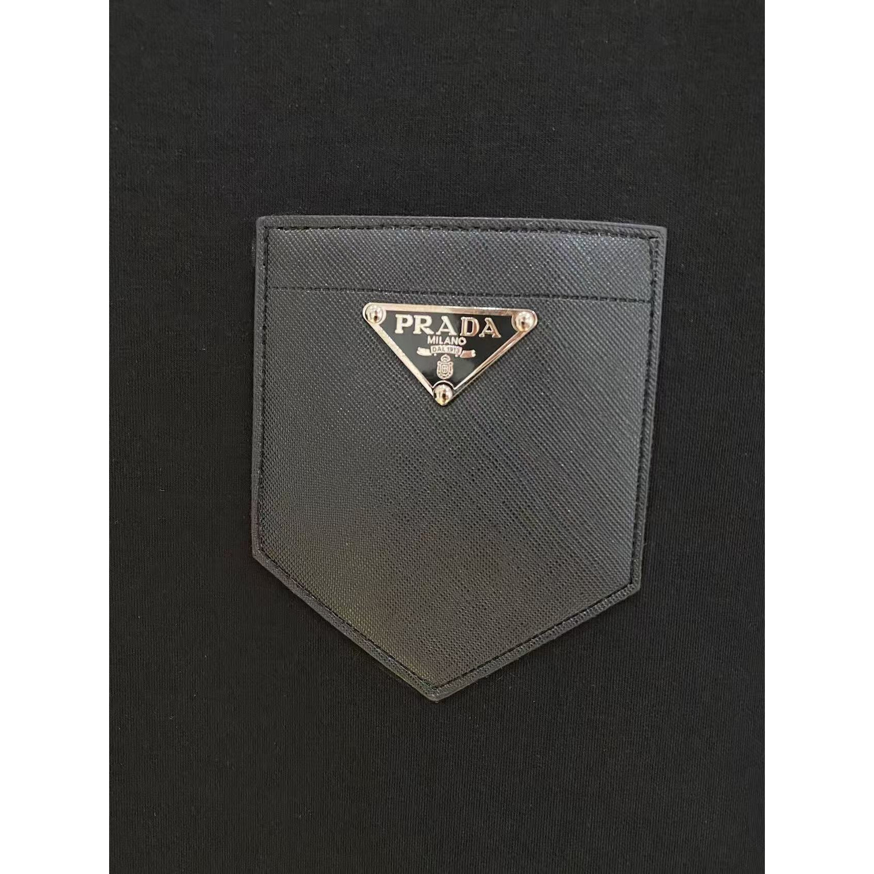<p>PRADA&nbsp;太空棉卫衣(黑)</p>