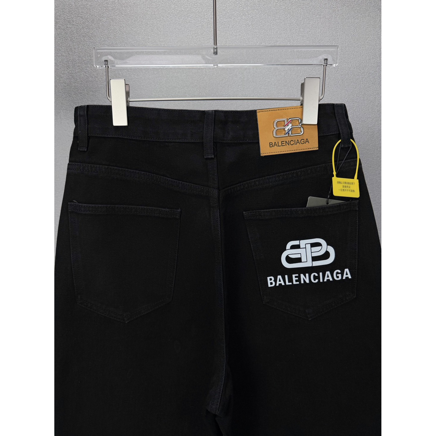 <p>Balenciaga 全身链条⛓️口袋字母情侣款水洗宽松牛仔裤</p>