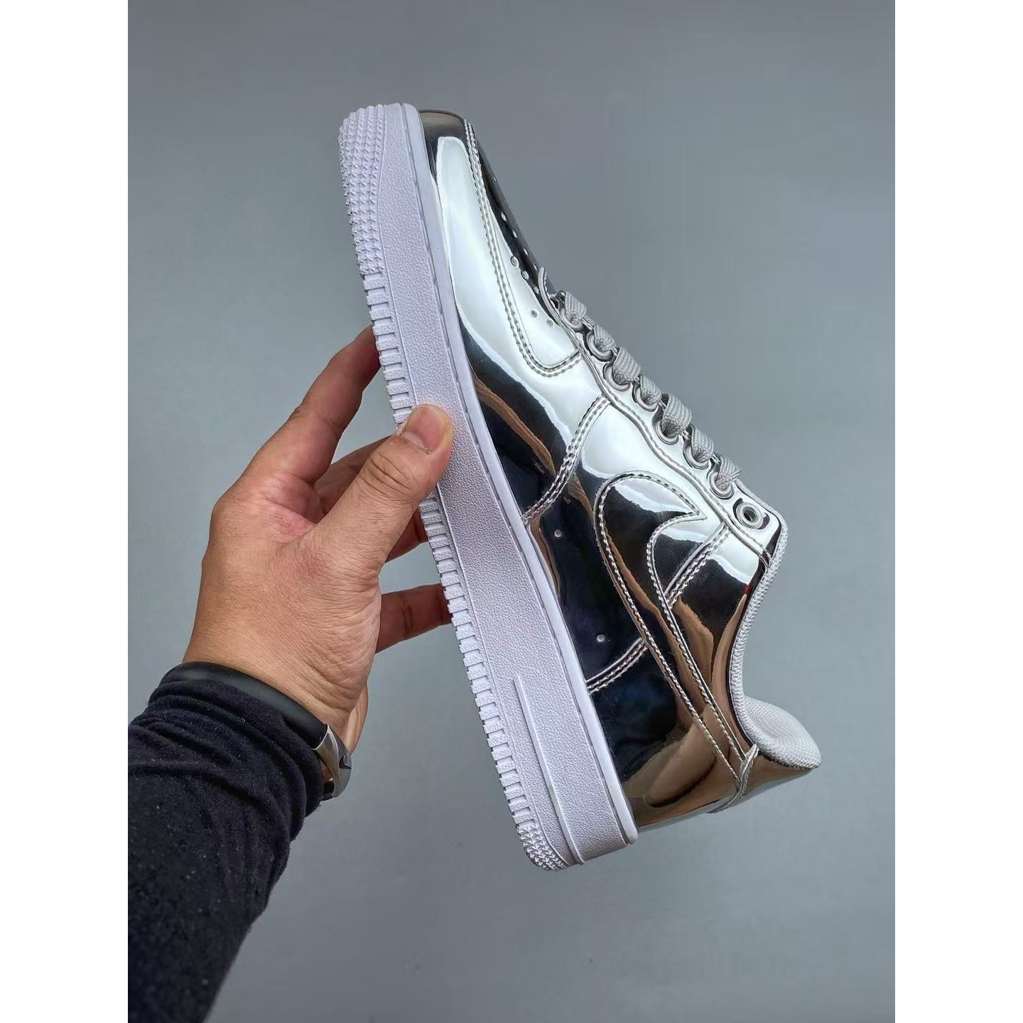 <p>Nike Air Force1 07 low&nbsp; (銀)</p>