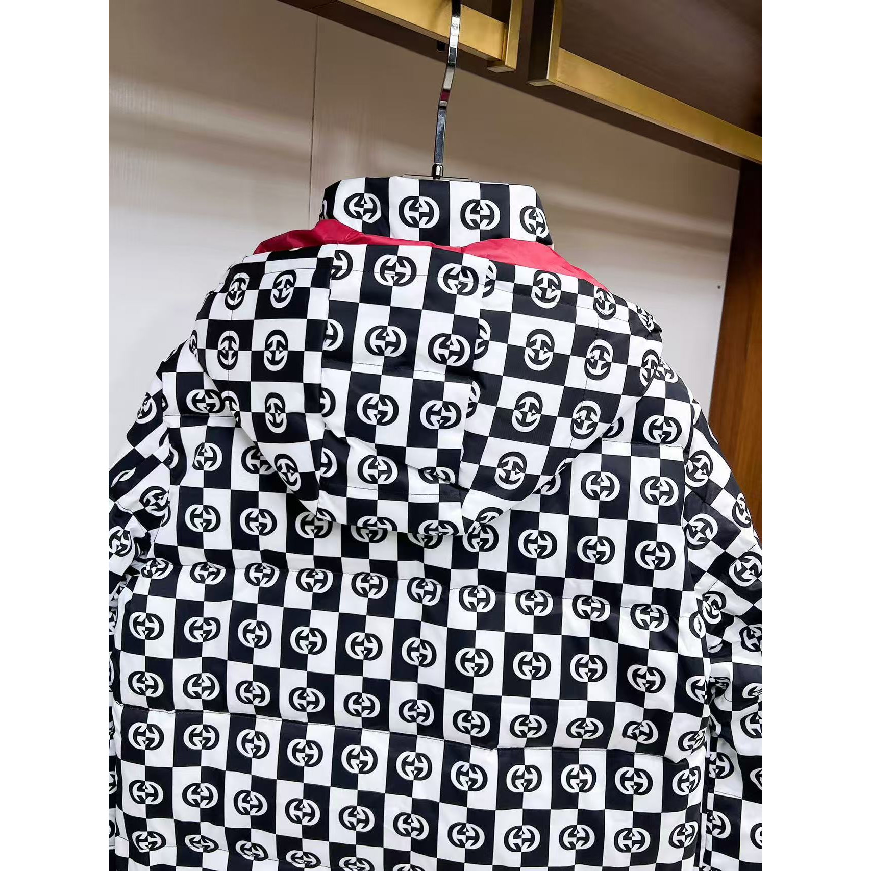<p>GUCCI 秋冬新款羽绒服(黑)</p>