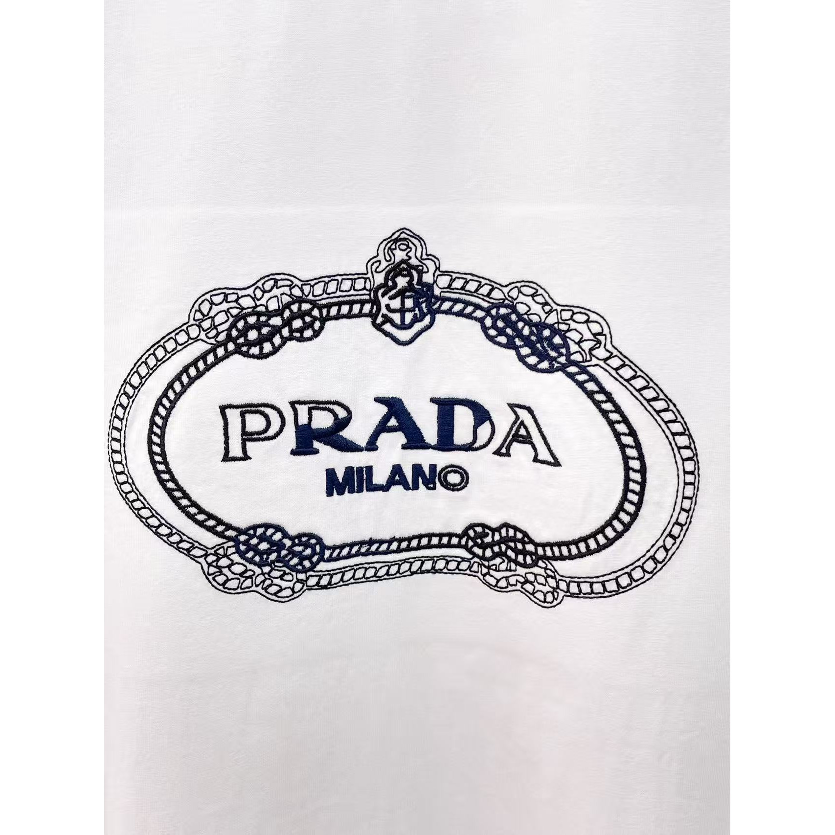 <p>PRADA 专柜新款短袖T恤(白)</p>