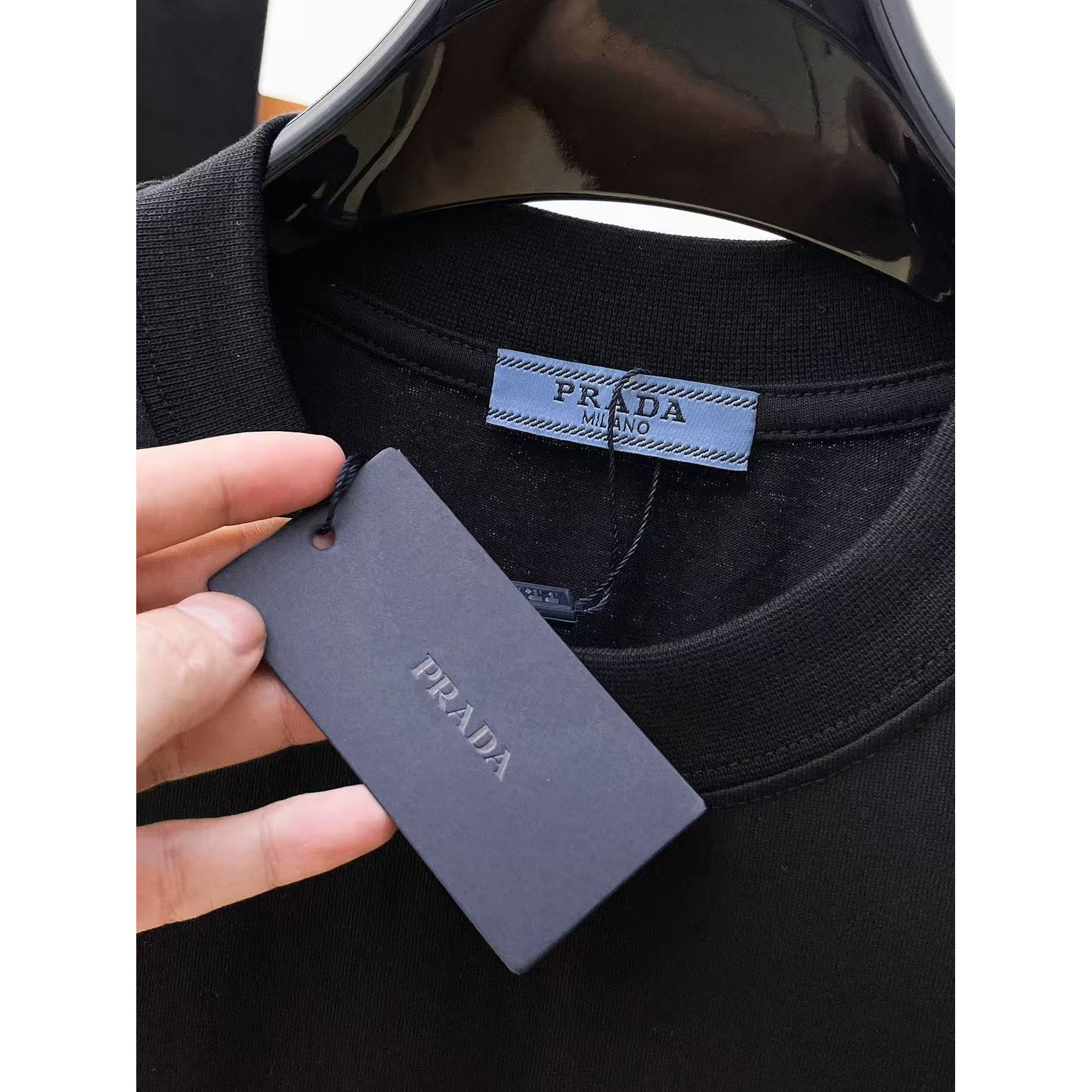 <p>PRADA 专柜新款短袖T恤(黑)</p>