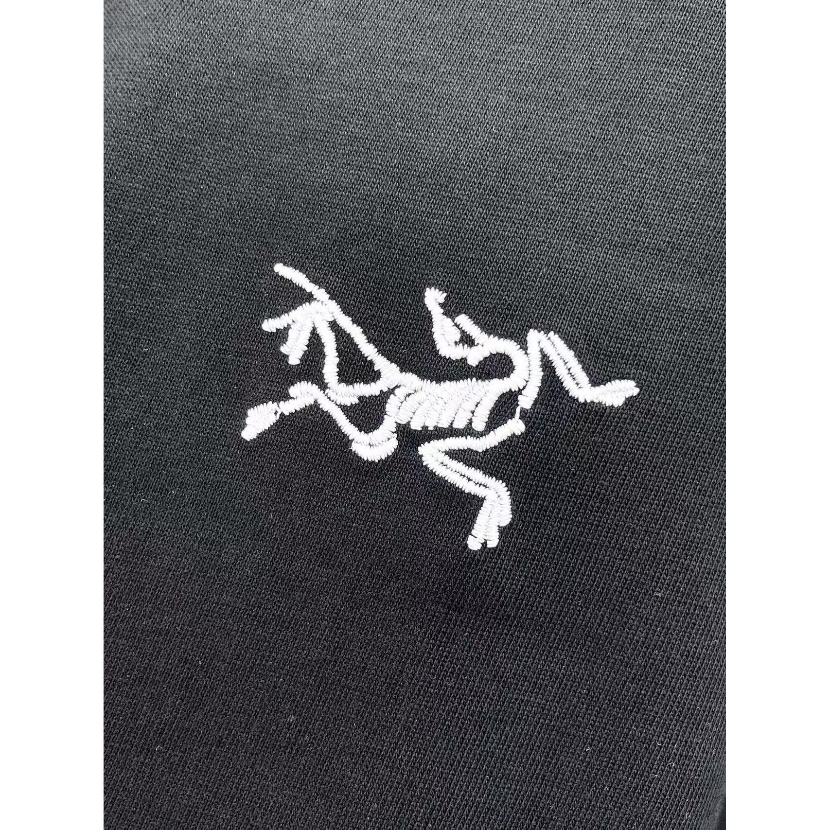 <p>Arc'teryx 专柜新款短袖T恤(黑)</p>