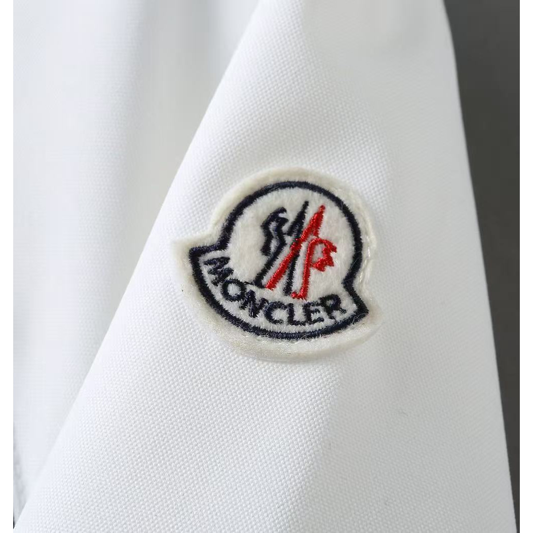 <p>MONCLER&nbsp;男士夹克外套(800855)</p>