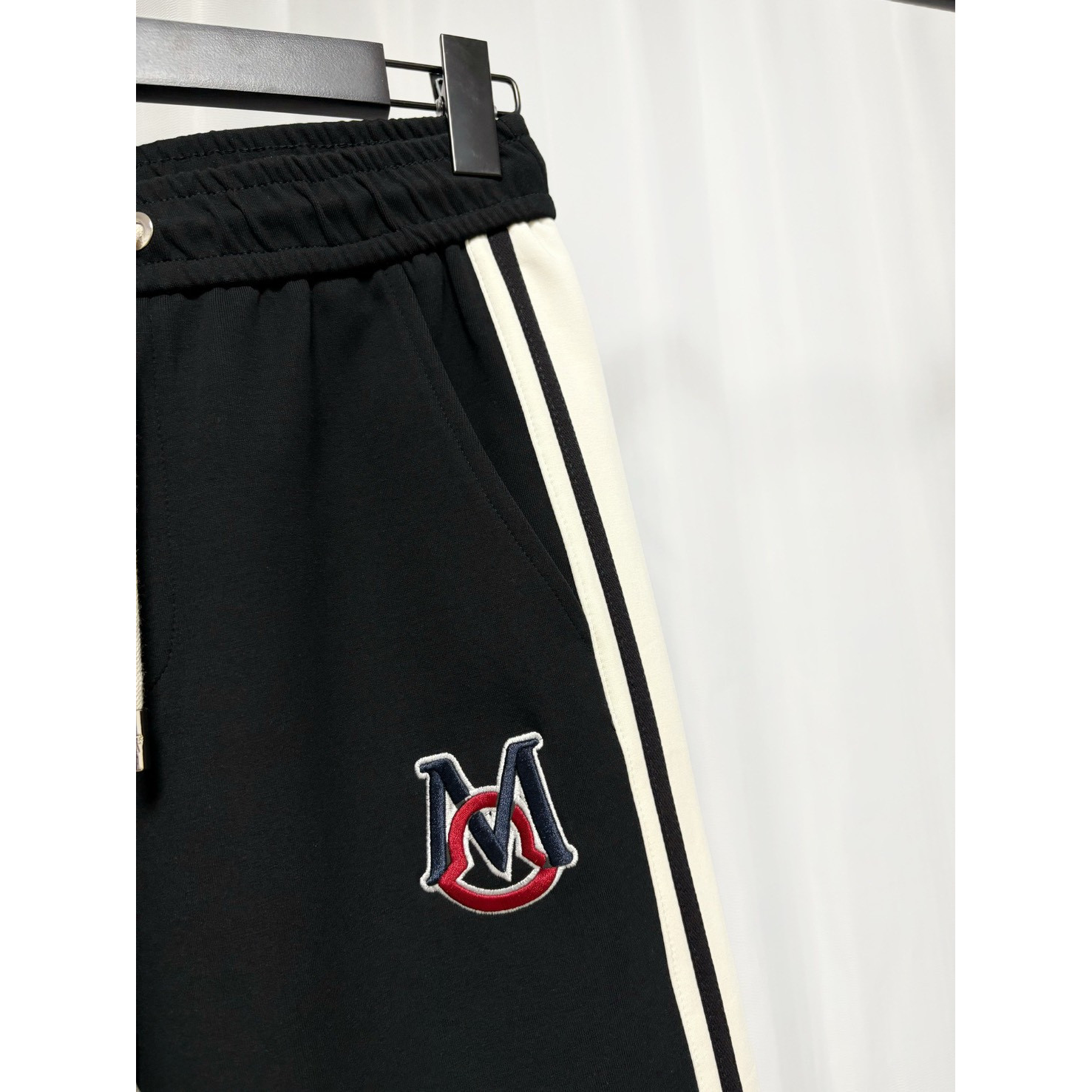 <p>&nbsp;Moncler 蒙口休闲长裤(黑)</p>