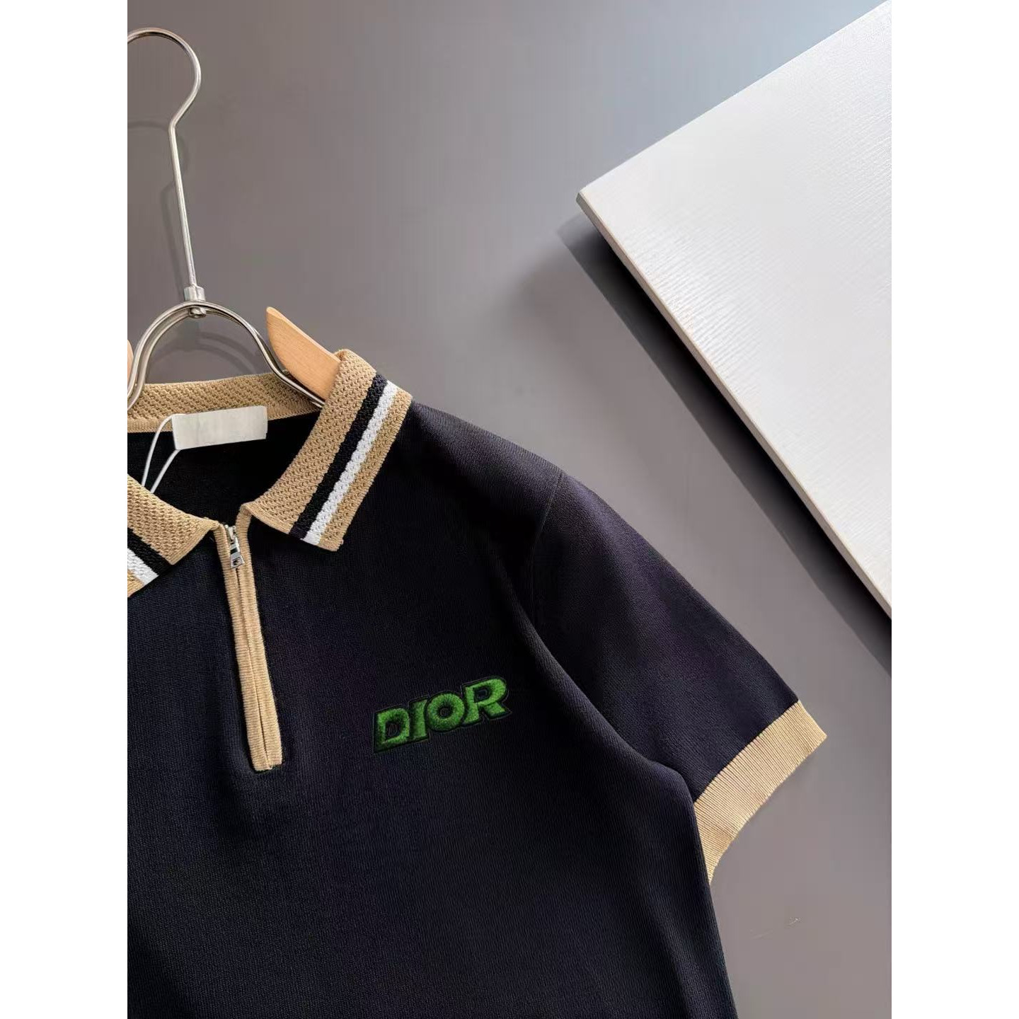 <p>DIOR 男款短袖T恤(786937)</p>