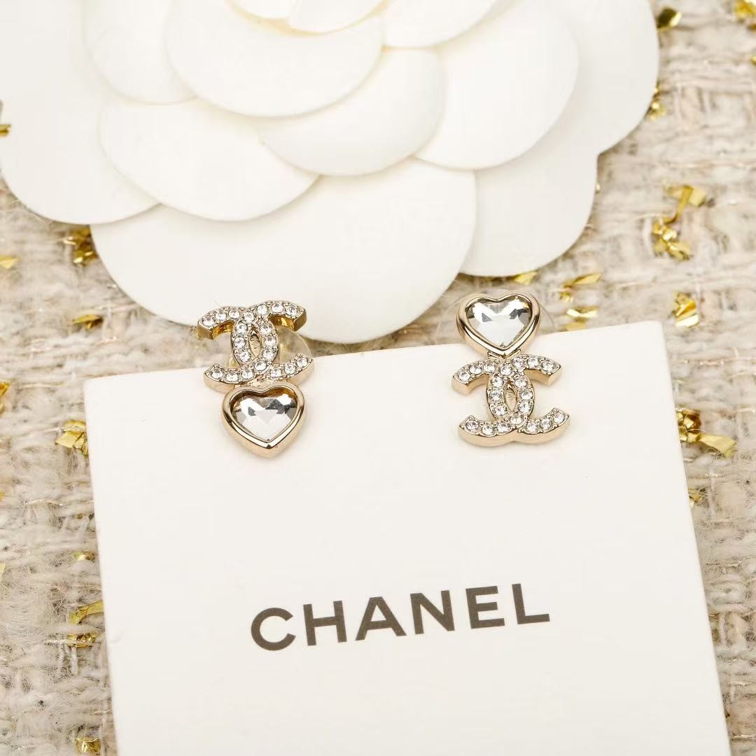 <p>CHANEL&nbsp;双c爱心耳钉</p>