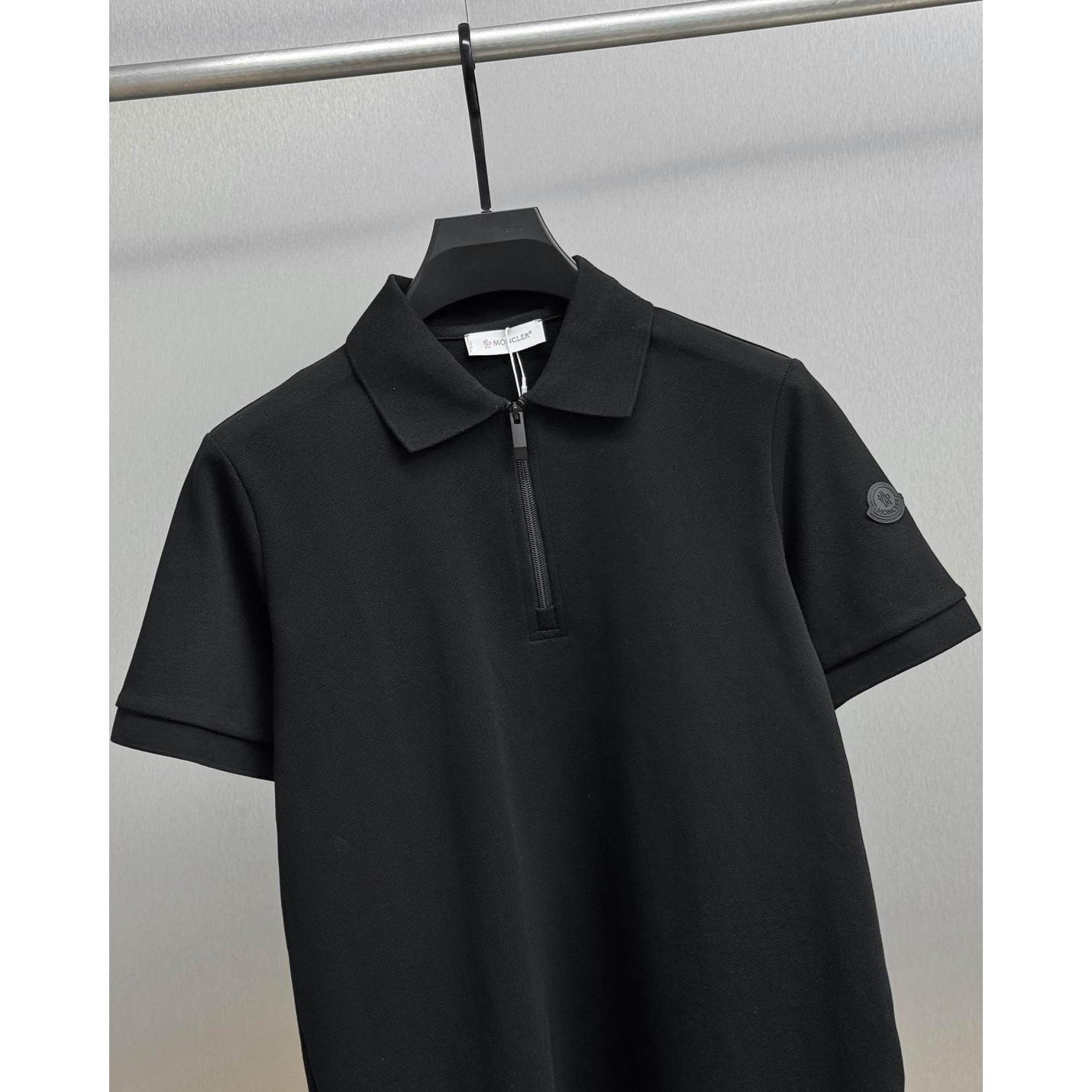 <p>MONCLER&nbsp;短袖翻领polo衫(黑)</p>
