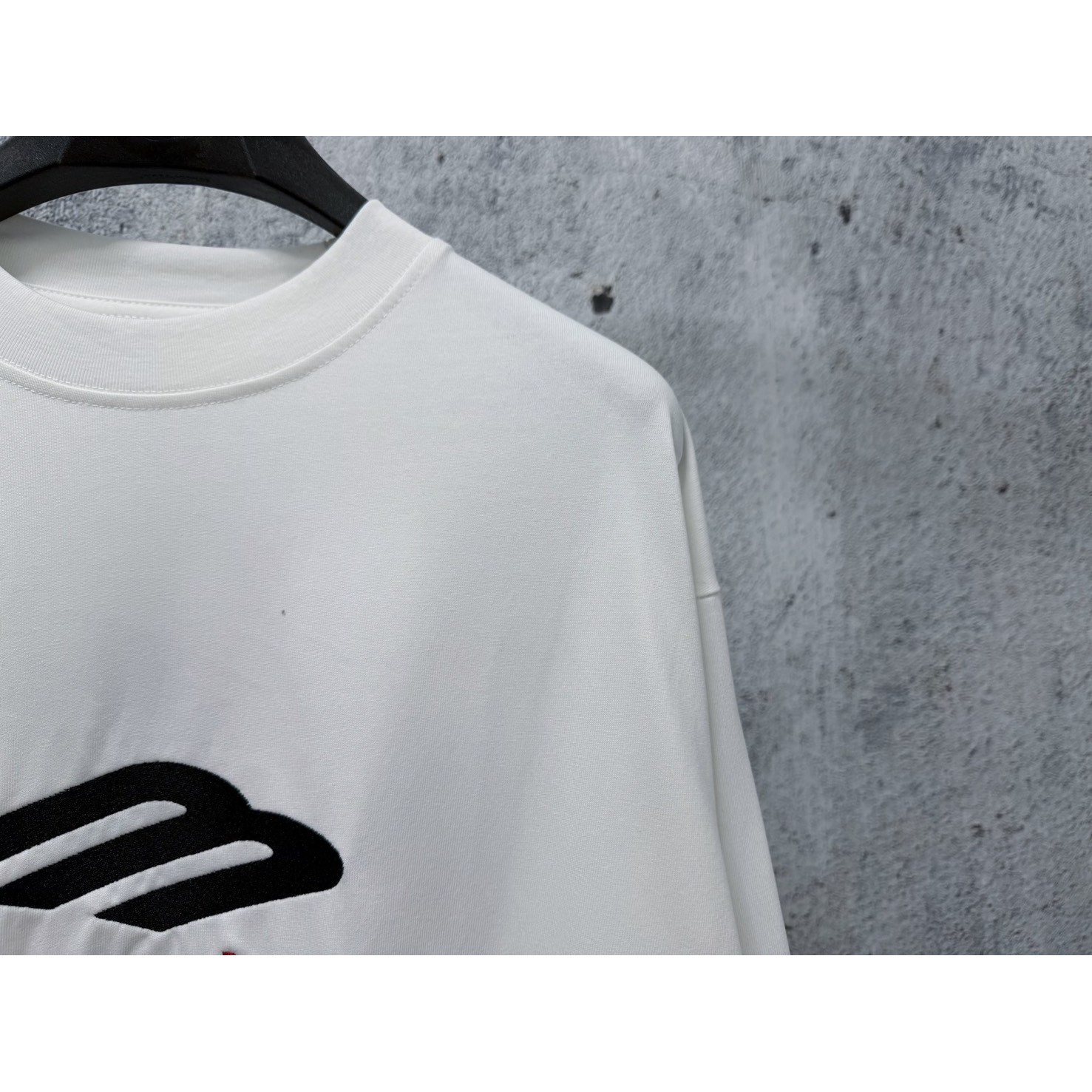<p>BALENCIAGA Logo刺绣长袖(白)</p>