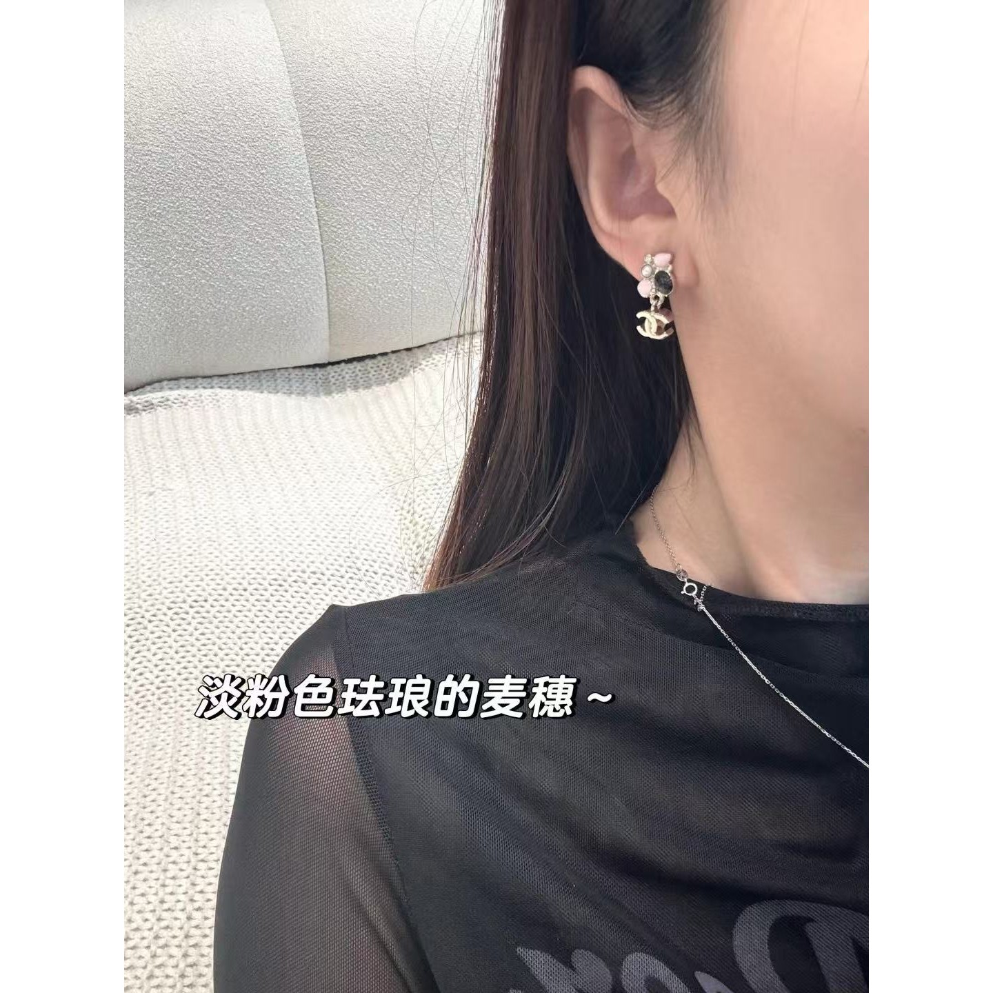 <p>CHANEL&nbsp;25K珐琅耳钉</p>
