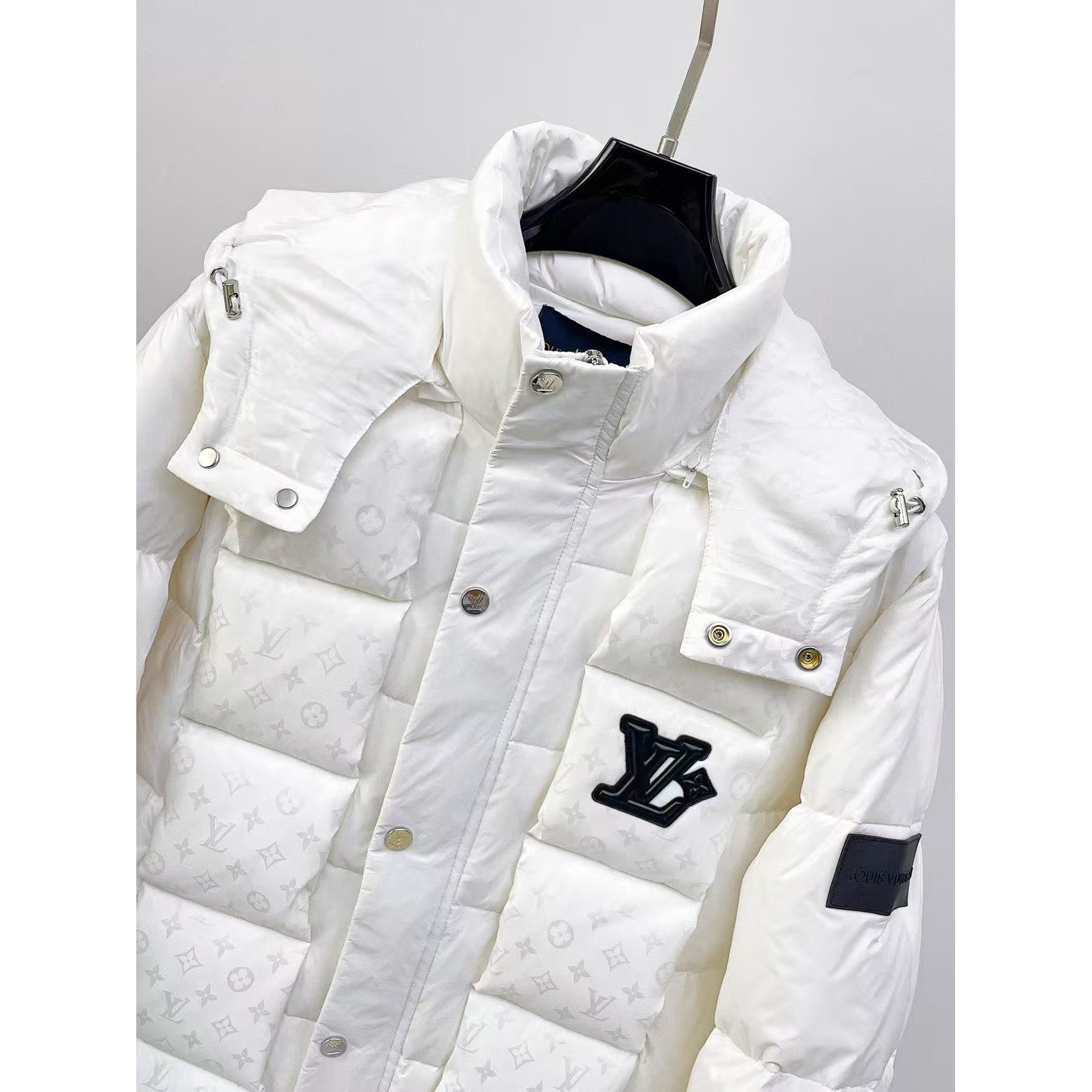 <p>LV 官网款新款羽绒服(白)</p>