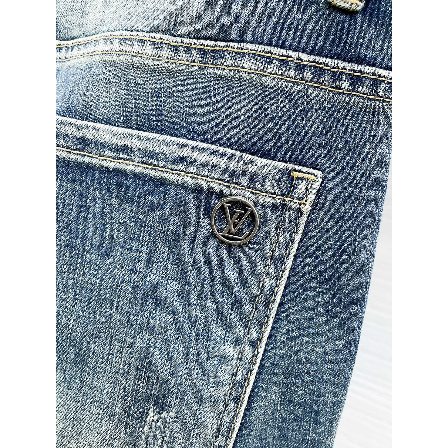 <p>LV&nbsp;高品质牛仔裤(淺藍)</p>