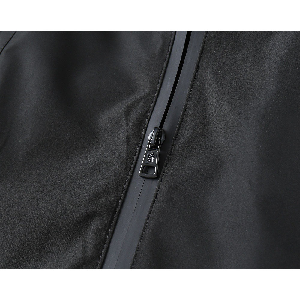 <p>Moncler 新款男士夹克外套<br />
&nbsp;</p>