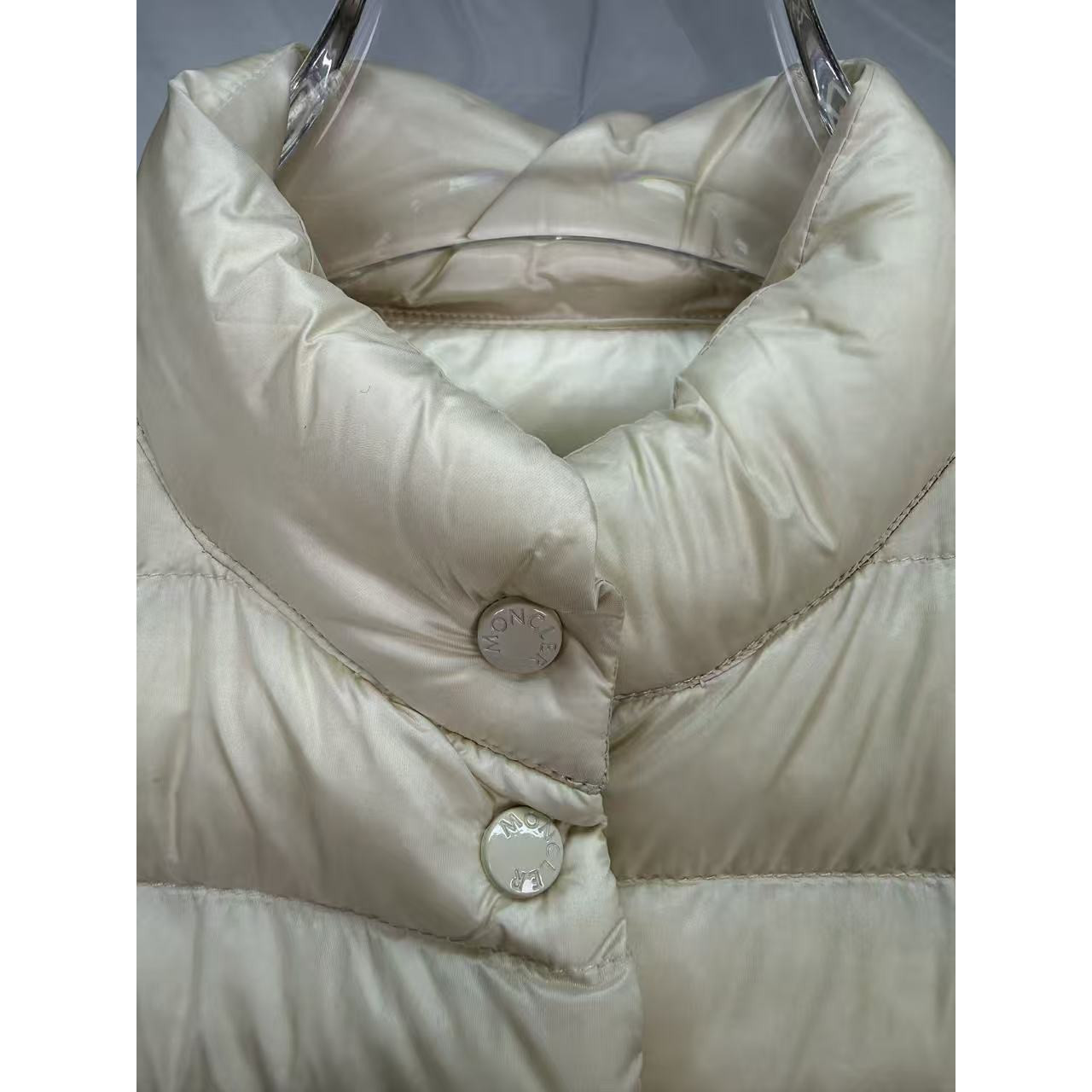 <p>Moncler Liane女士立领羽绒服(米)</p>