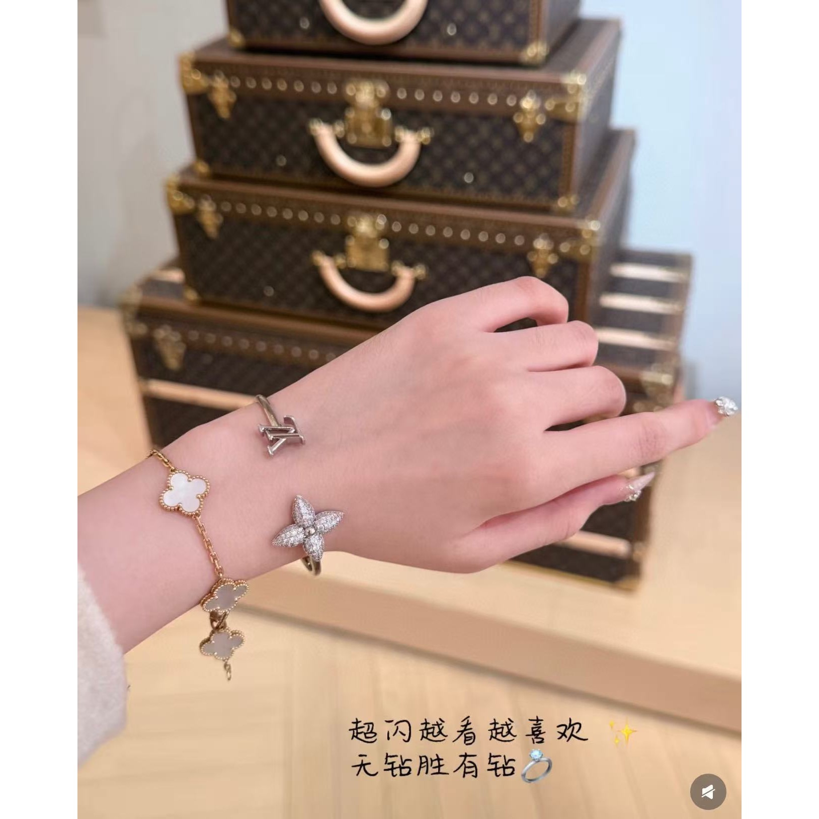 <p>LV&nbsp;满钻四叶花字母开口手镯</p>