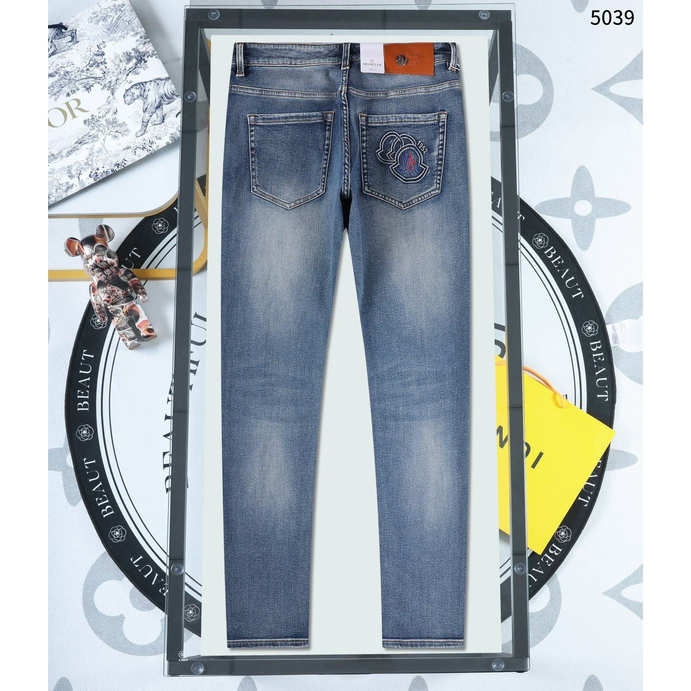 <p>MONCLER&nbsp;直筒牛仔裤(5039#)</p>