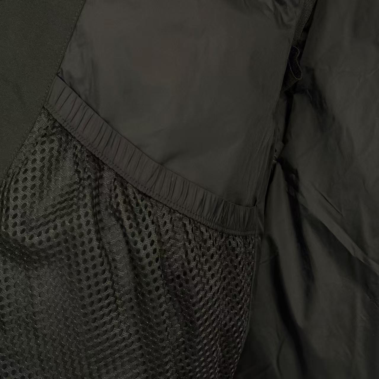 <p>Canada Goose Chelse*派克大衣羽绒服(黑色紅標)</p>